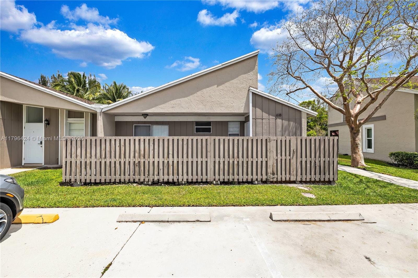 618 Woodgate Cir Unit: E