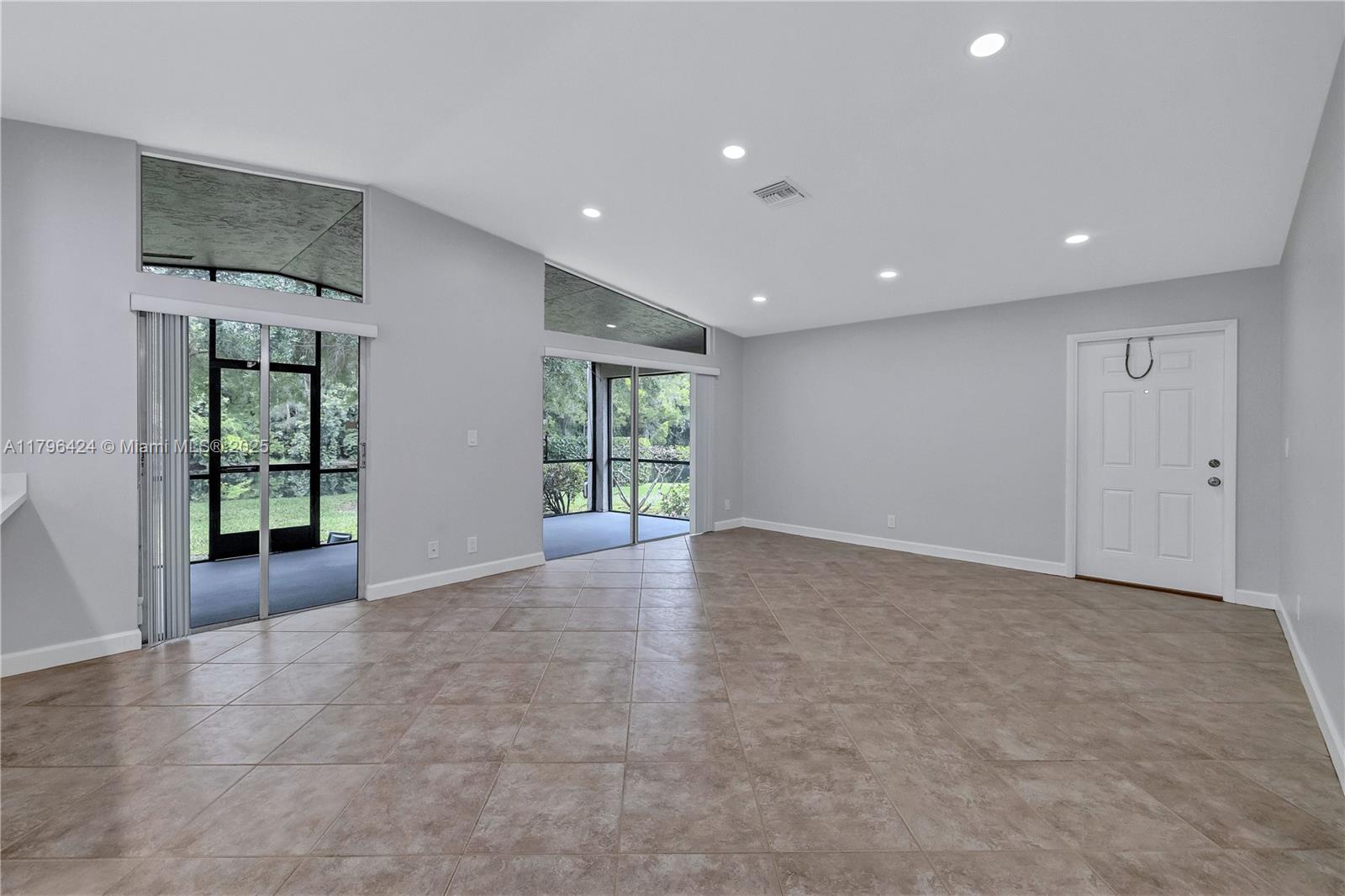 618 Woodgate Cir Unit: E