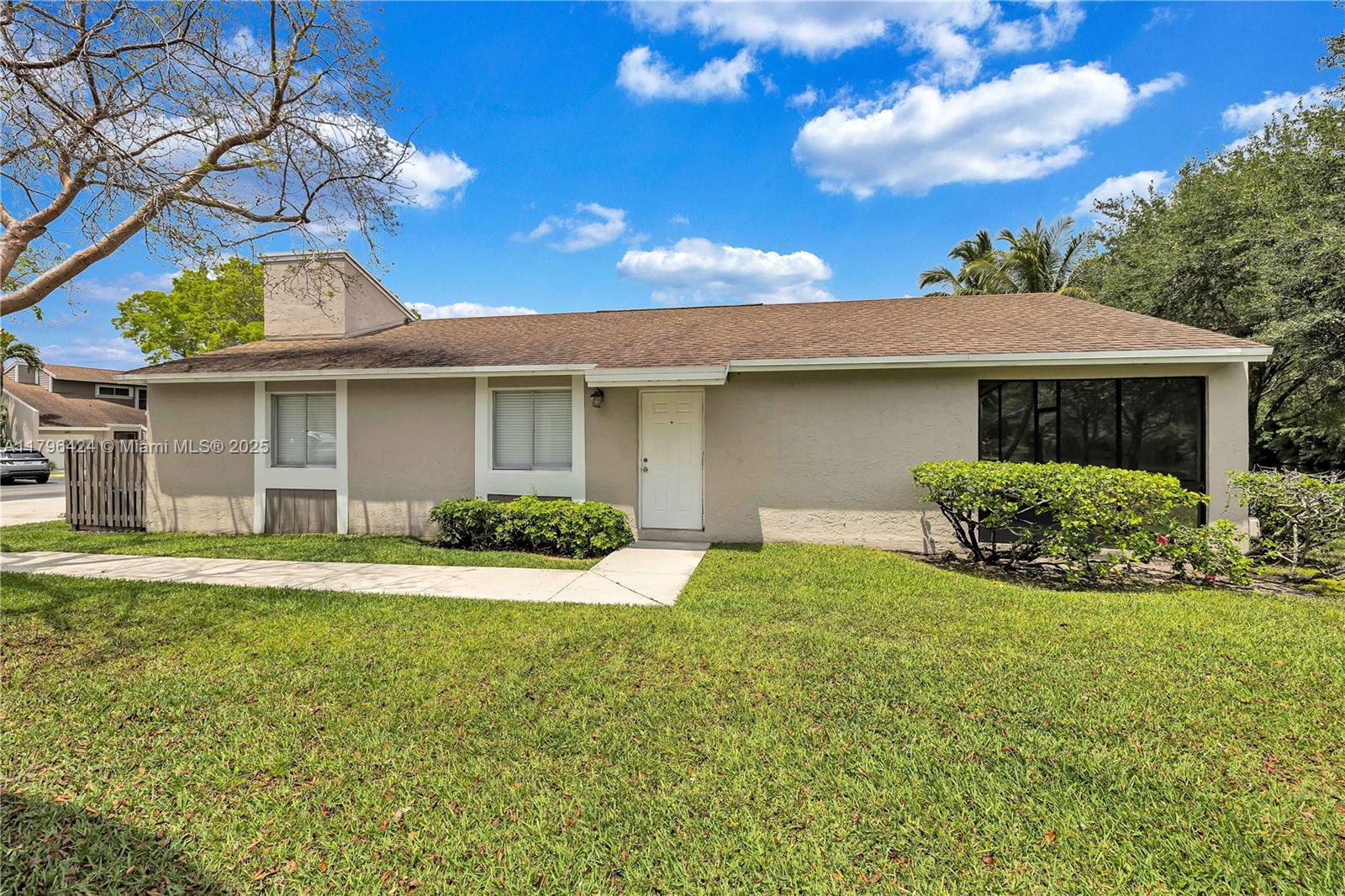 618 Woodgate Cir Unit: E
