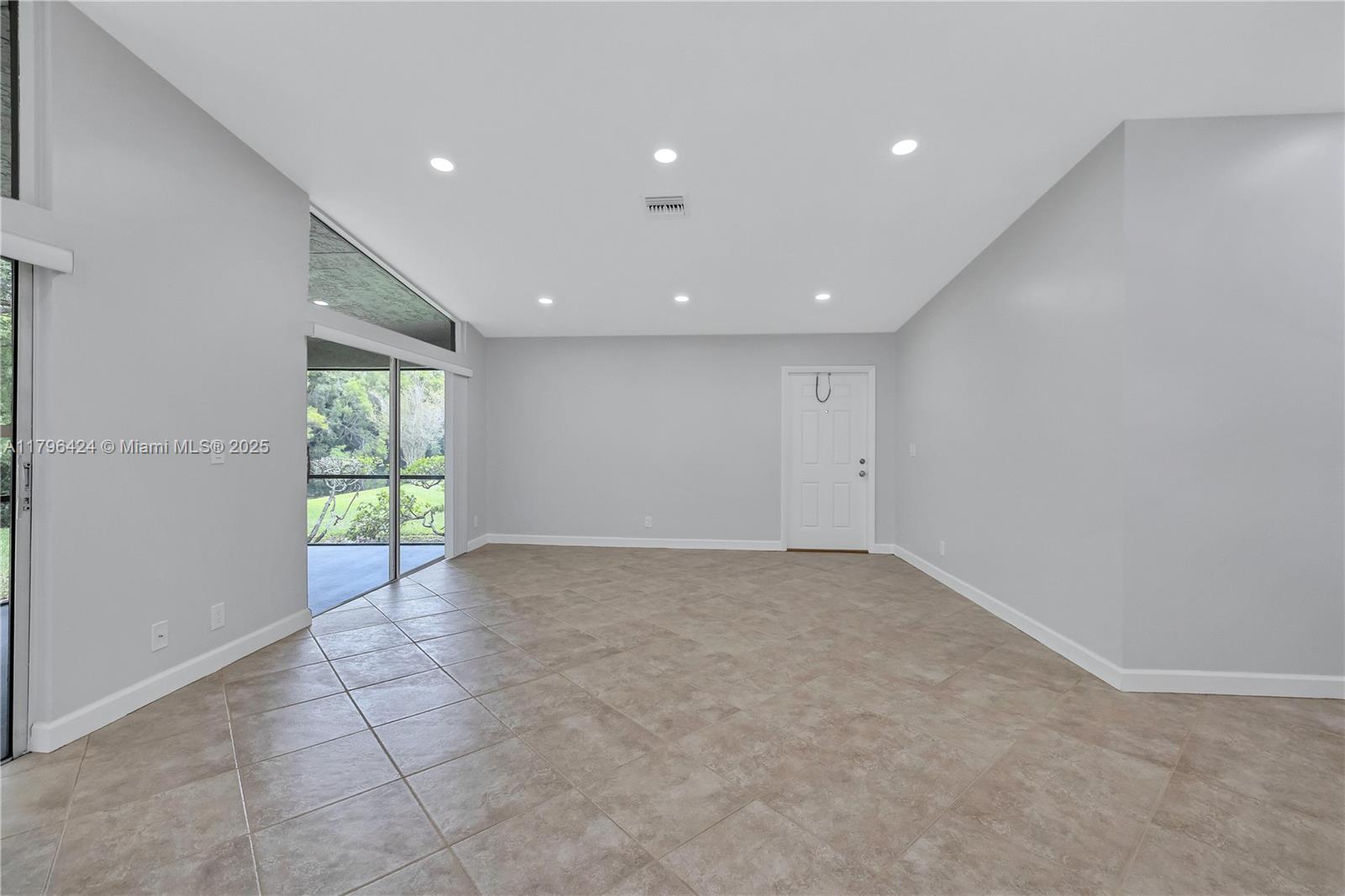 618 Woodgate Cir Unit: E