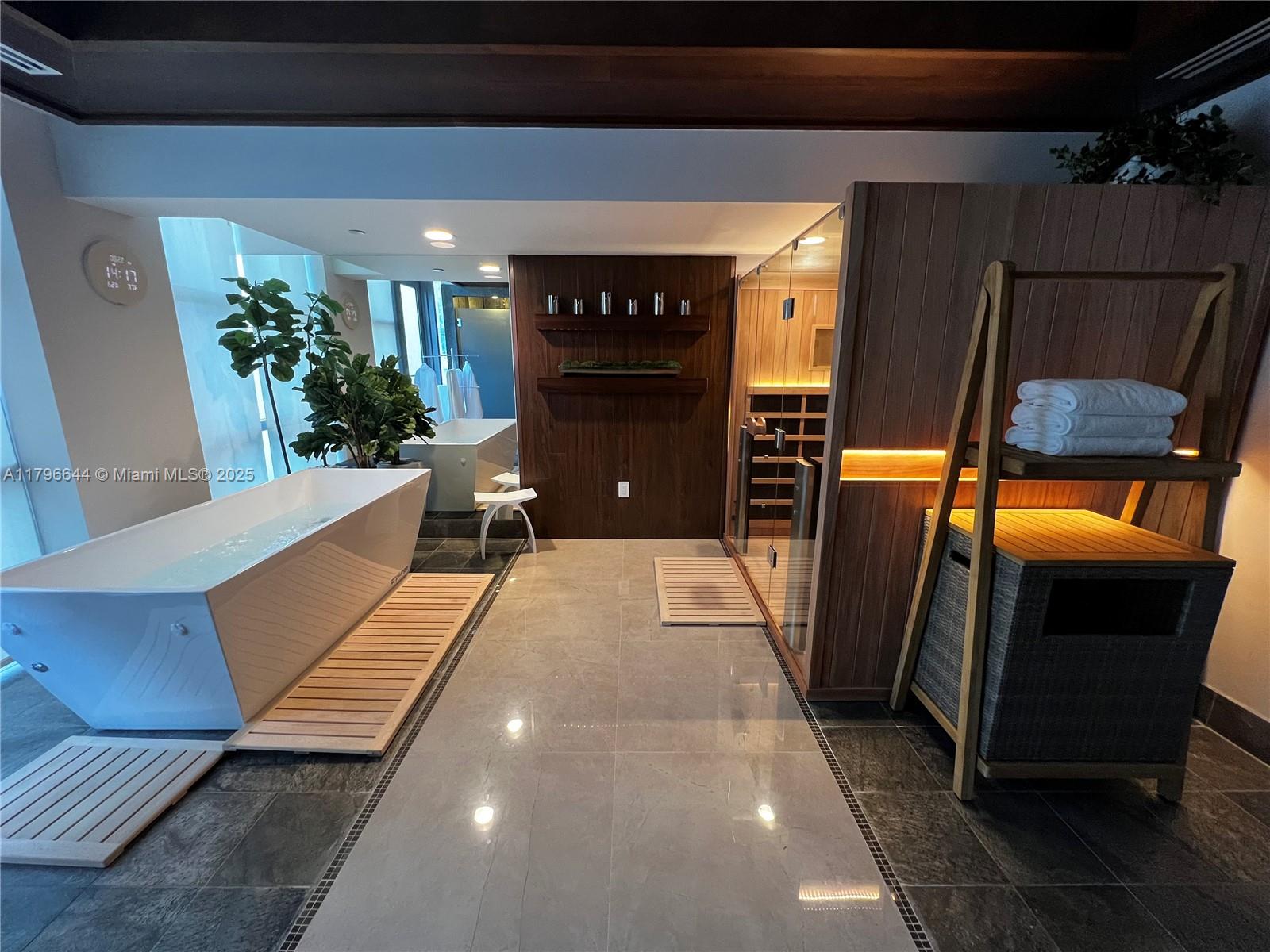 5875 Collins Ave # 1504