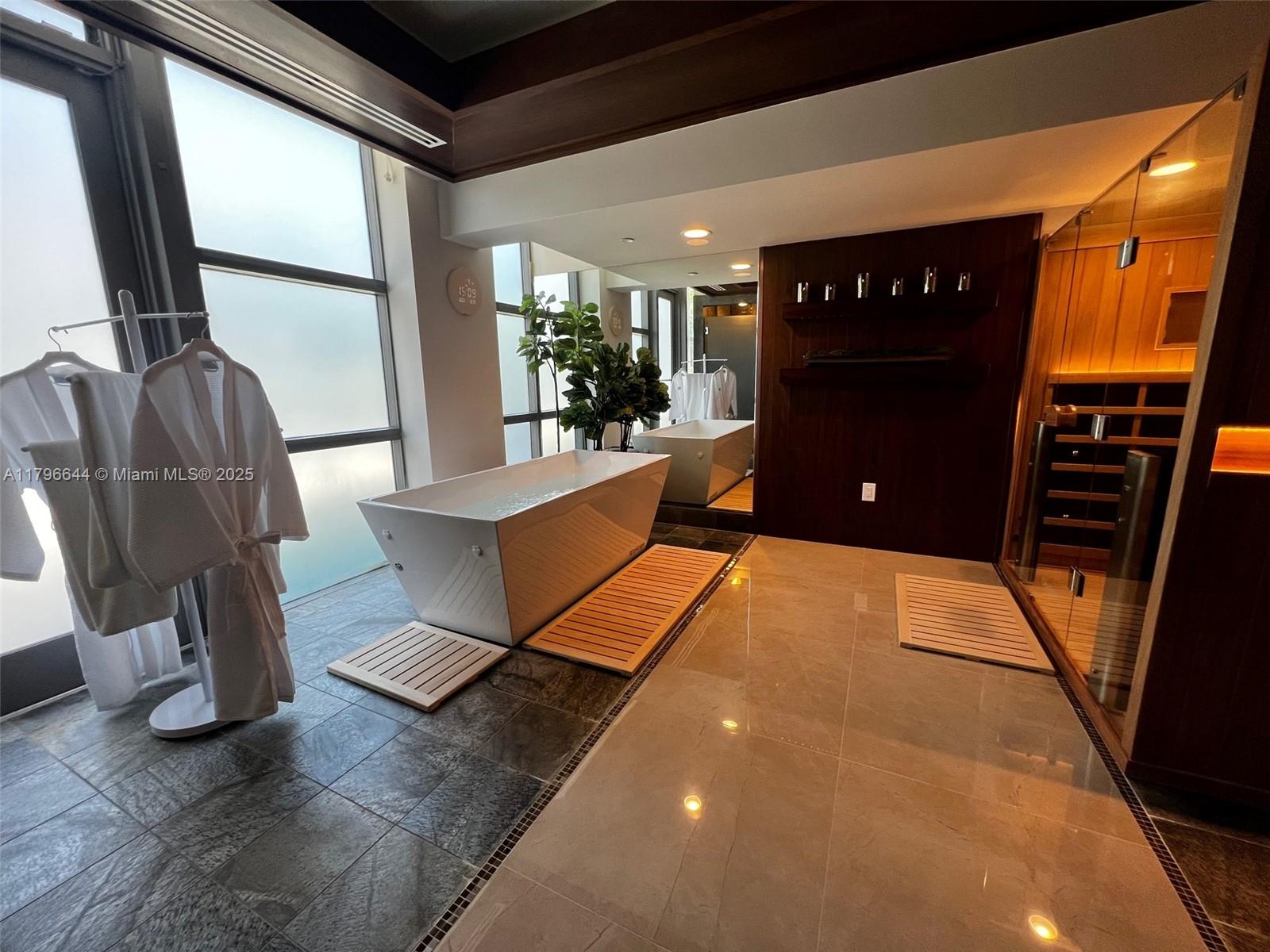 5875 Collins Ave # 1504
