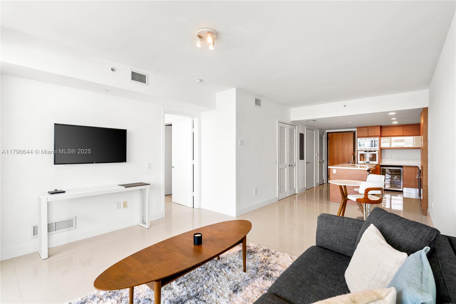 5875 Collins Ave # 1504
