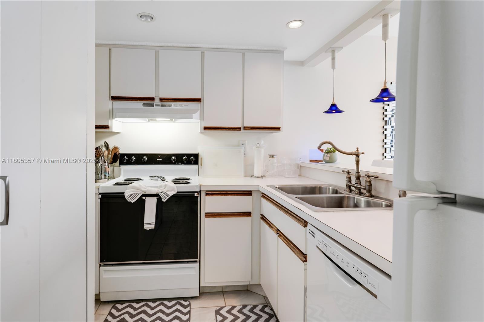 540 Brickell Key Dr # 1422