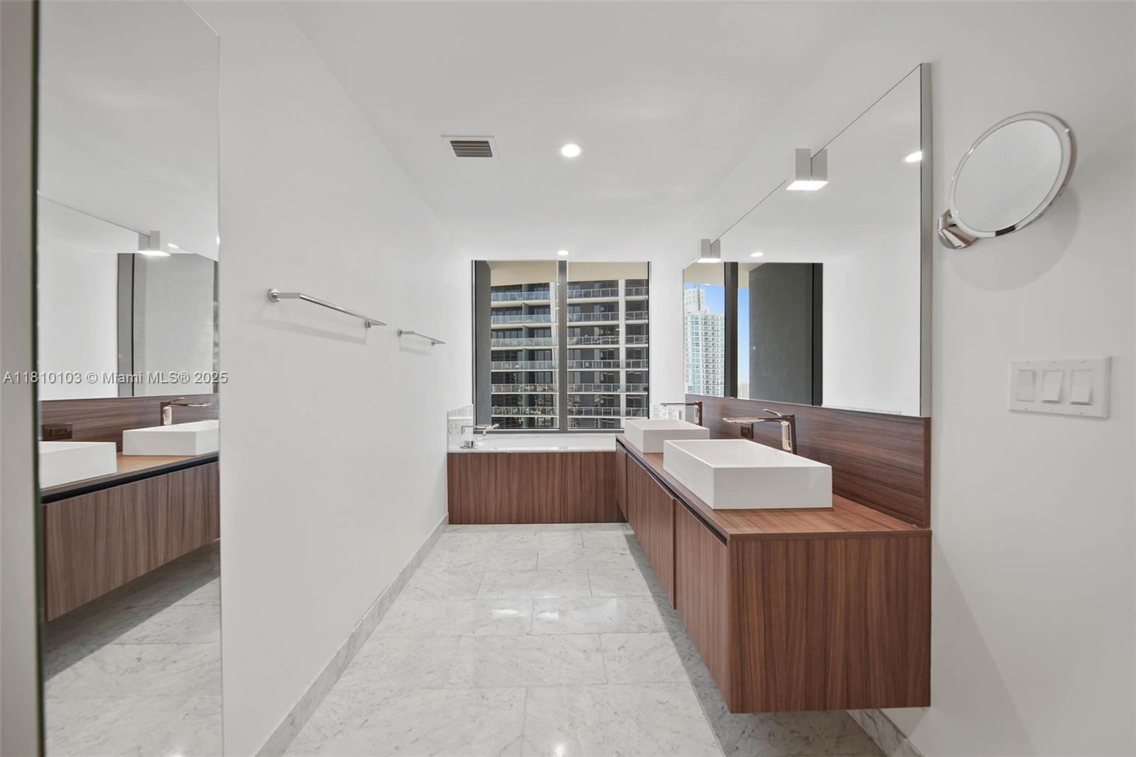 1000 Brickell Plz # 4209