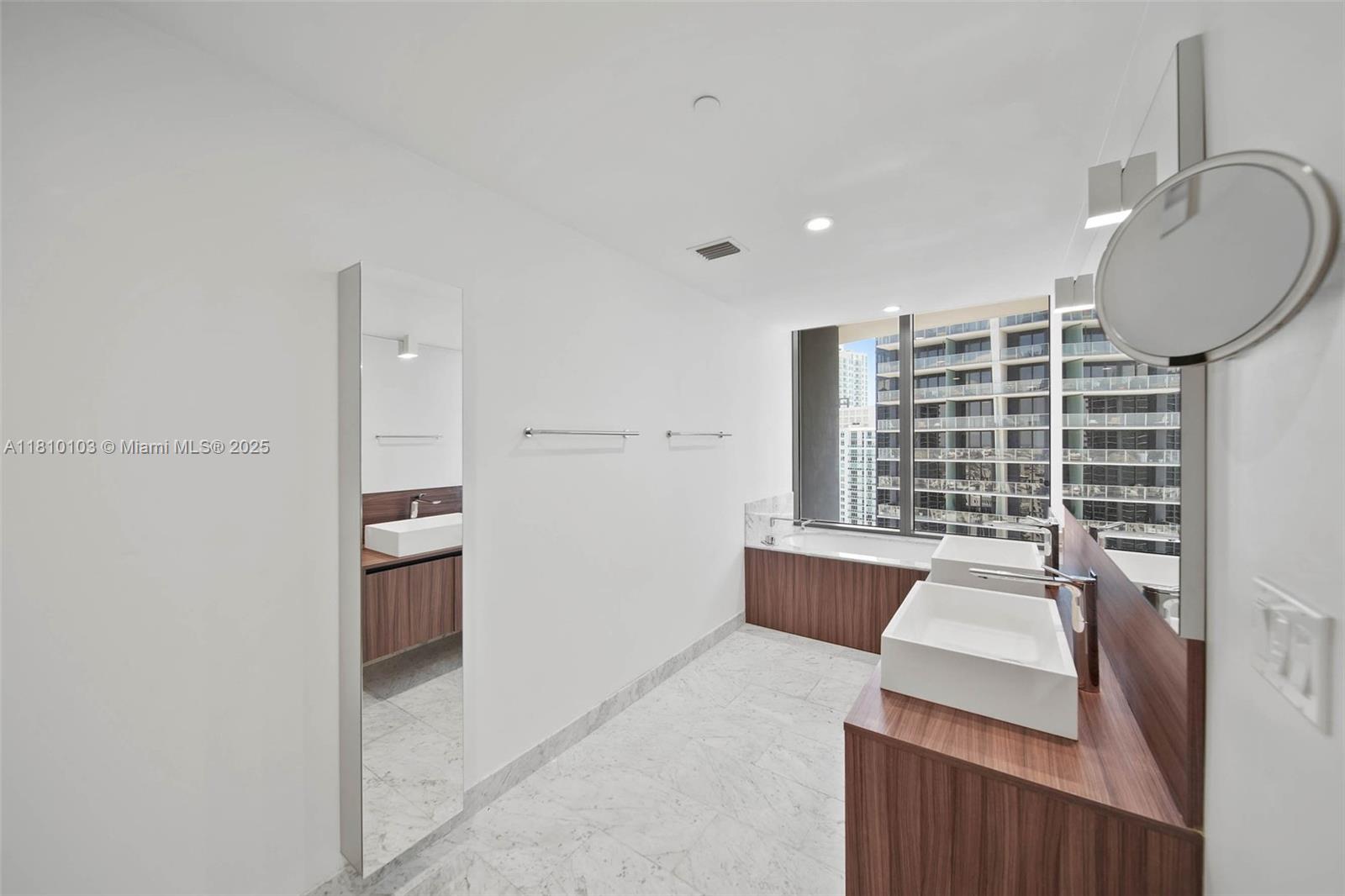 1000 Brickell Plz # 4209