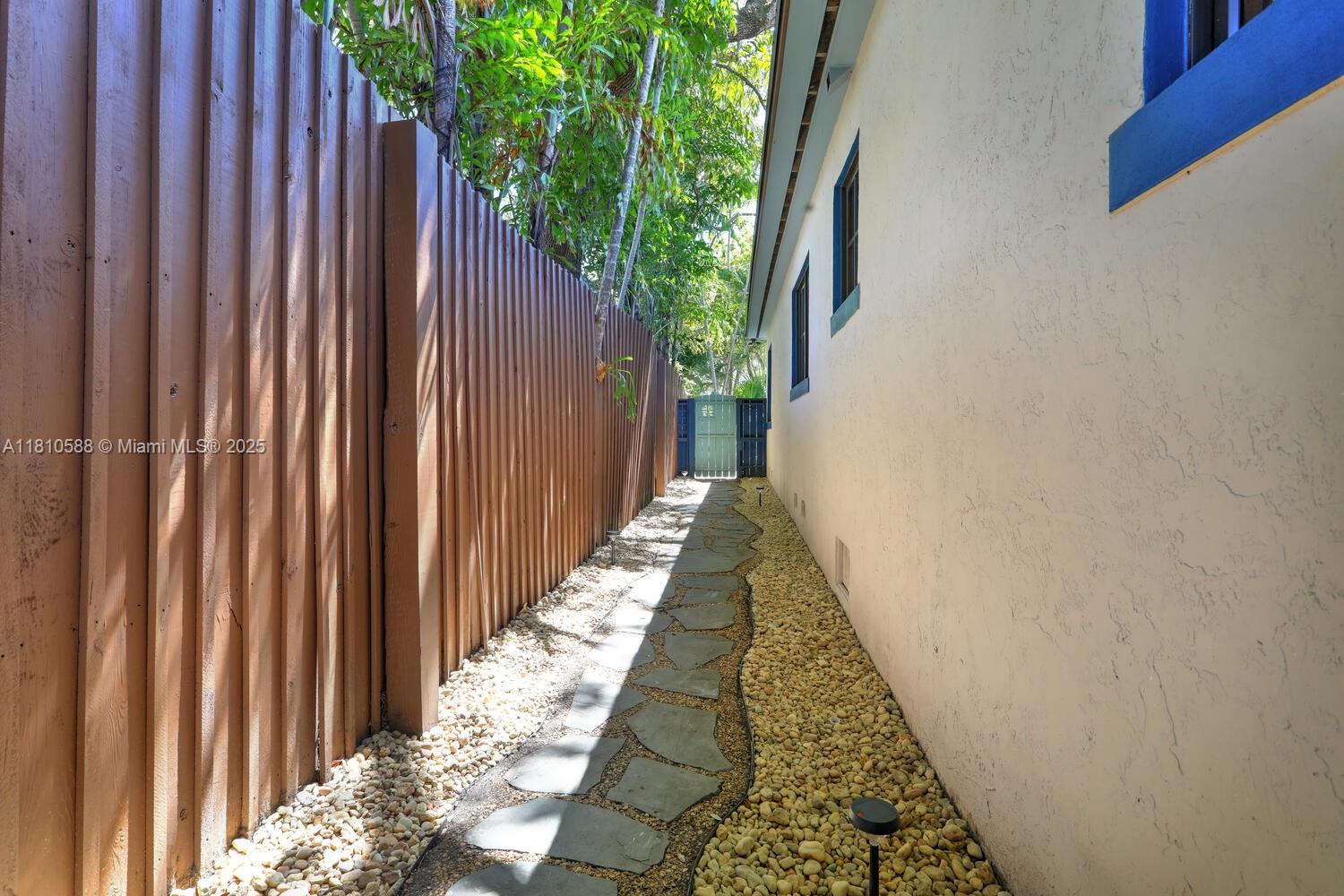 2527 Inagua Ave