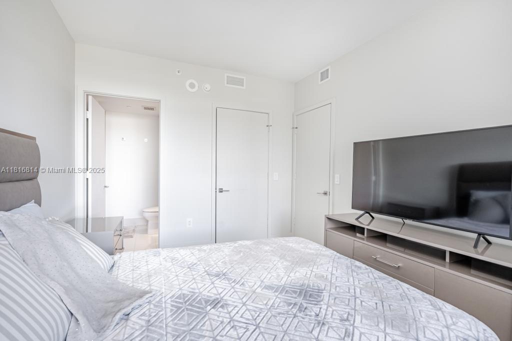 650 NE 32nd St # 2005