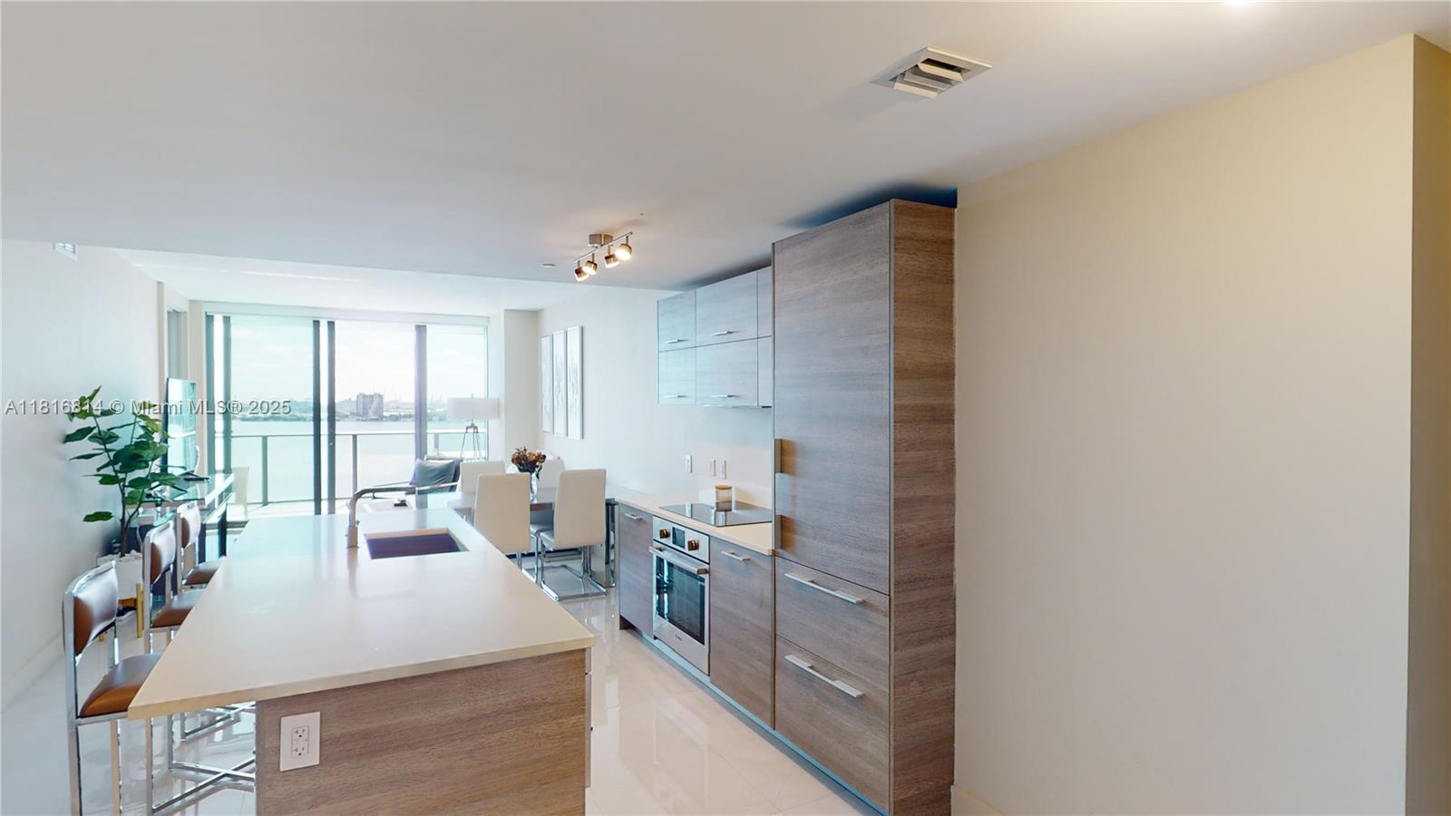 650 NE 32nd St # 2005