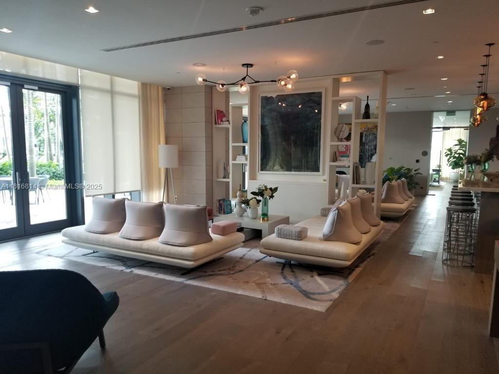 650 NE 32nd St # 2005