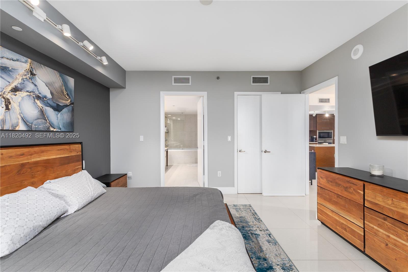 465 Brickell Ave # 417