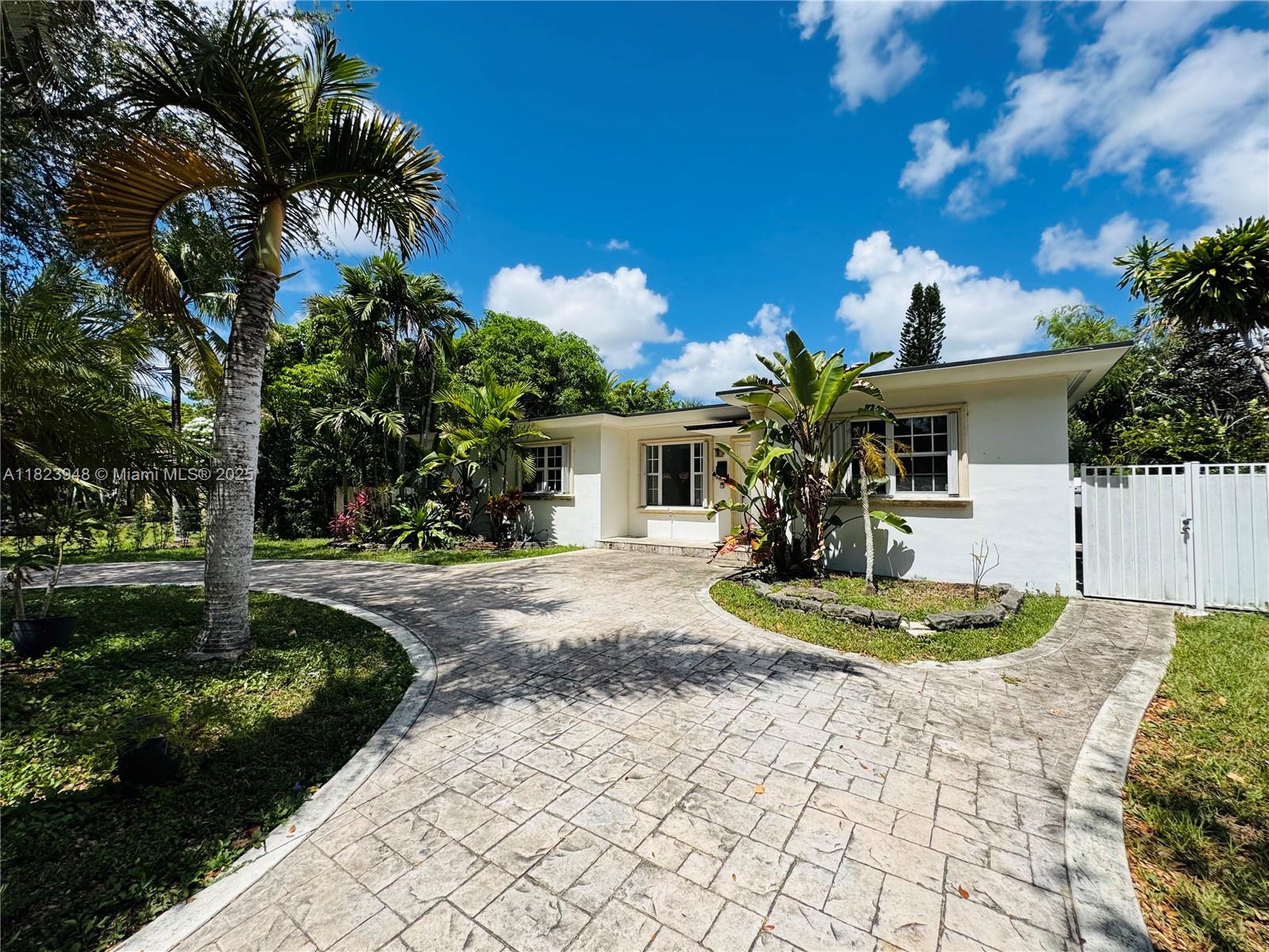 516 La Villa Dr