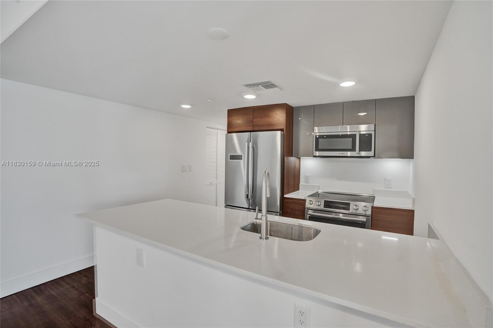 9261 E Bay Harbor Dr # 506