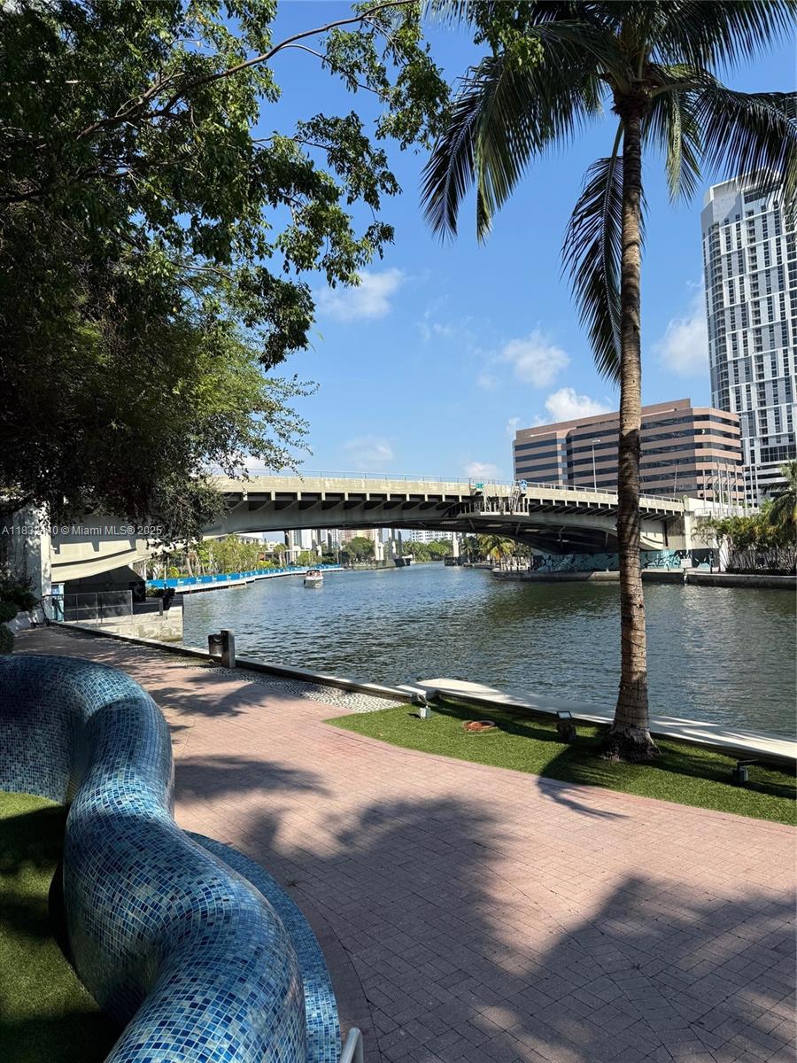 185 SW 7th St # 2204