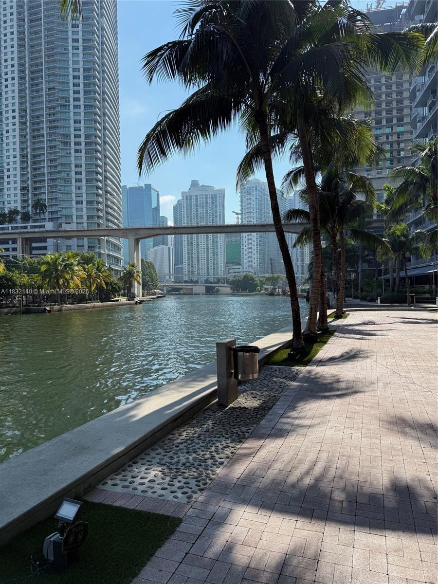 185 SW 7th St # 2204