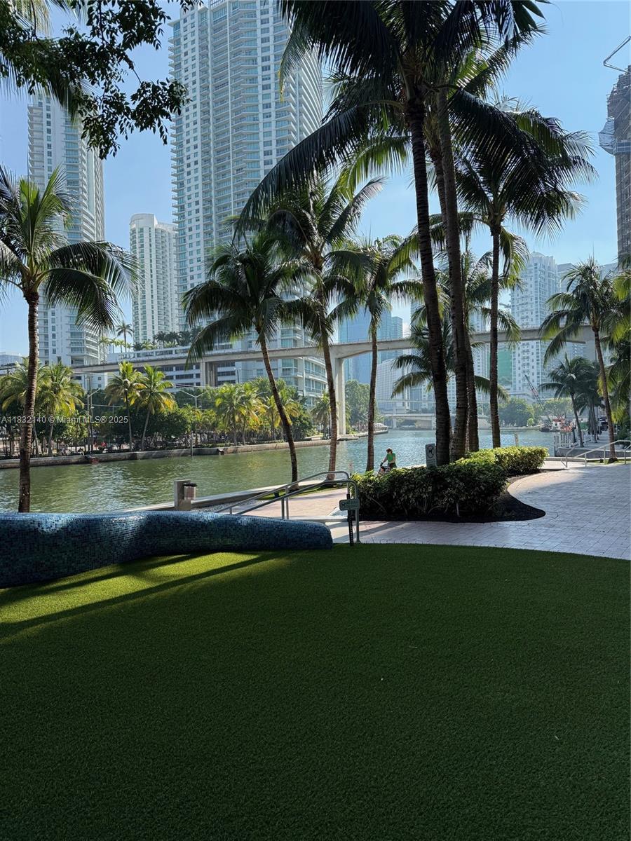 185 SW 7th St # 2204