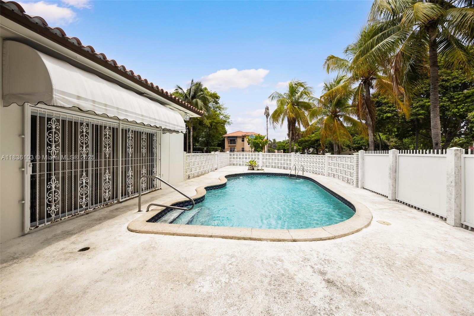 811 SW 25th Rd