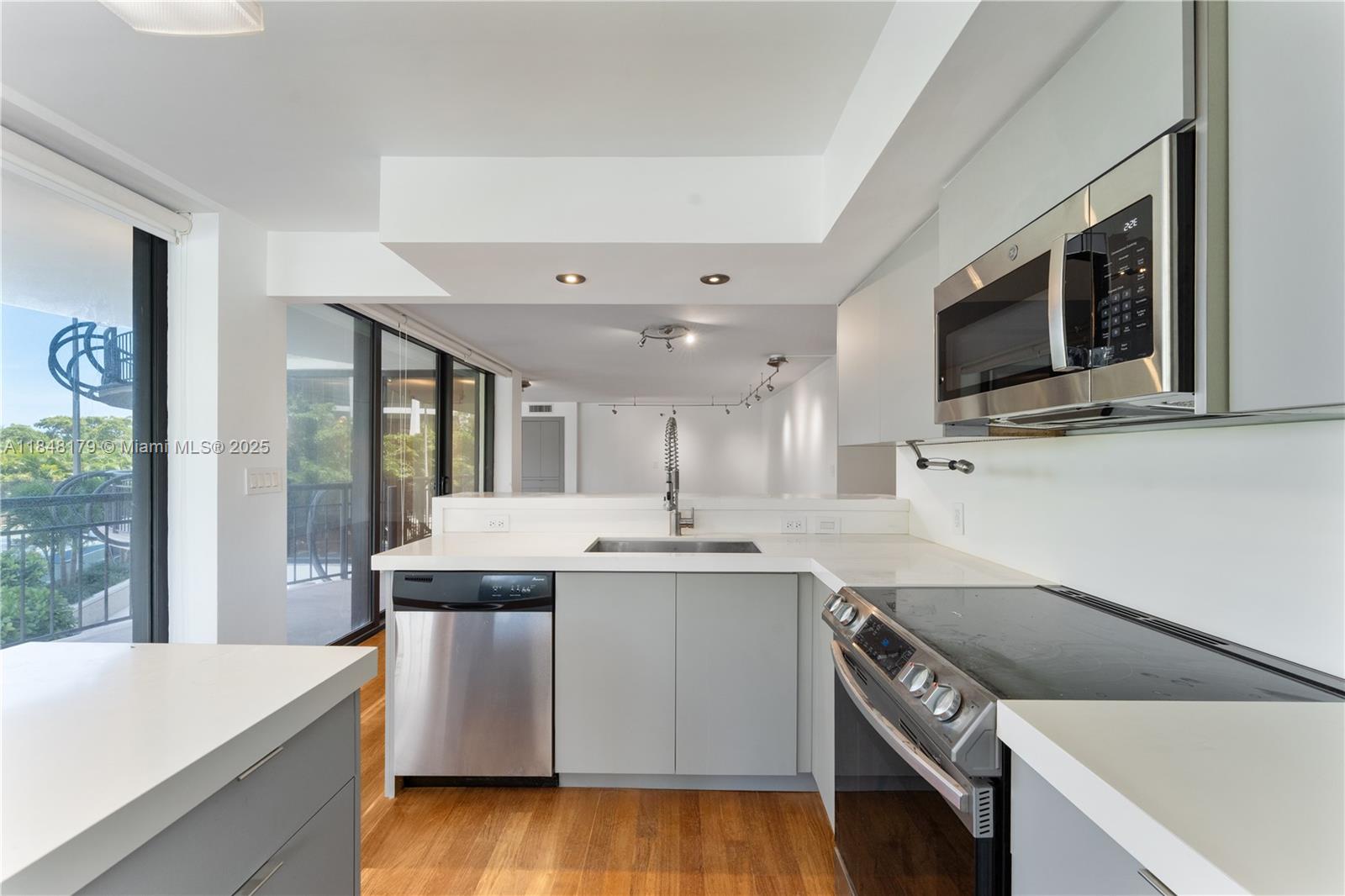 2843 S Bayshore Dr # 3F