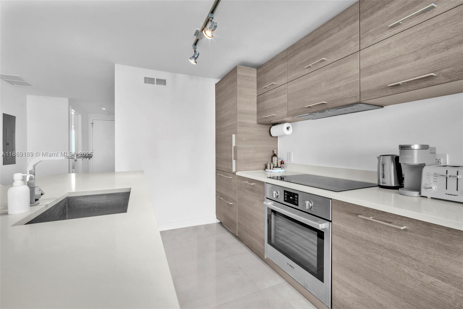 650 NE 32nd St # 1402