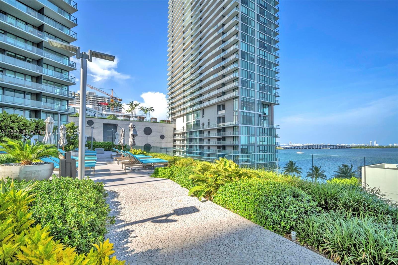 650 NE 32nd St # 1402