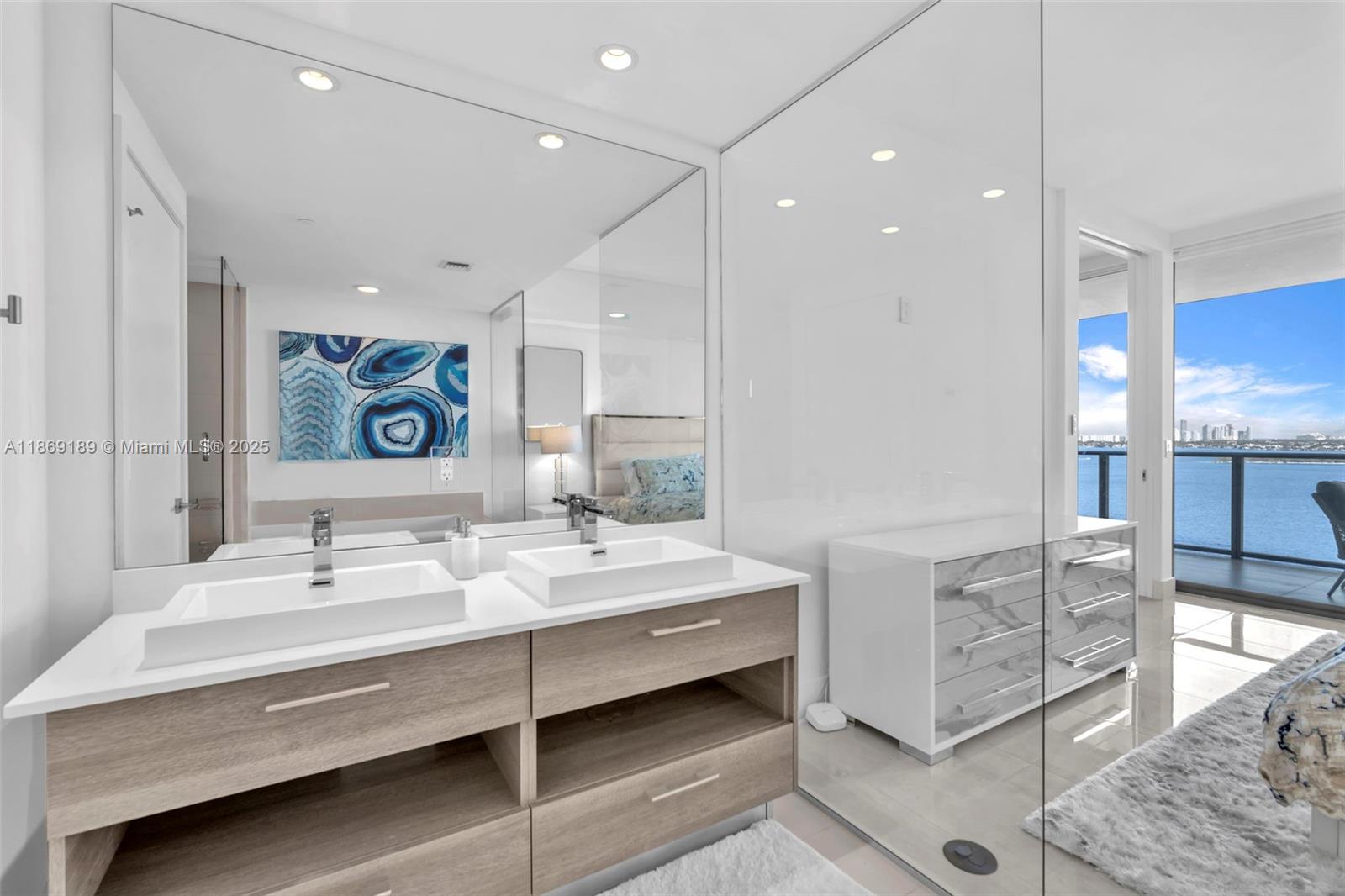 650 NE 32nd St # 1402