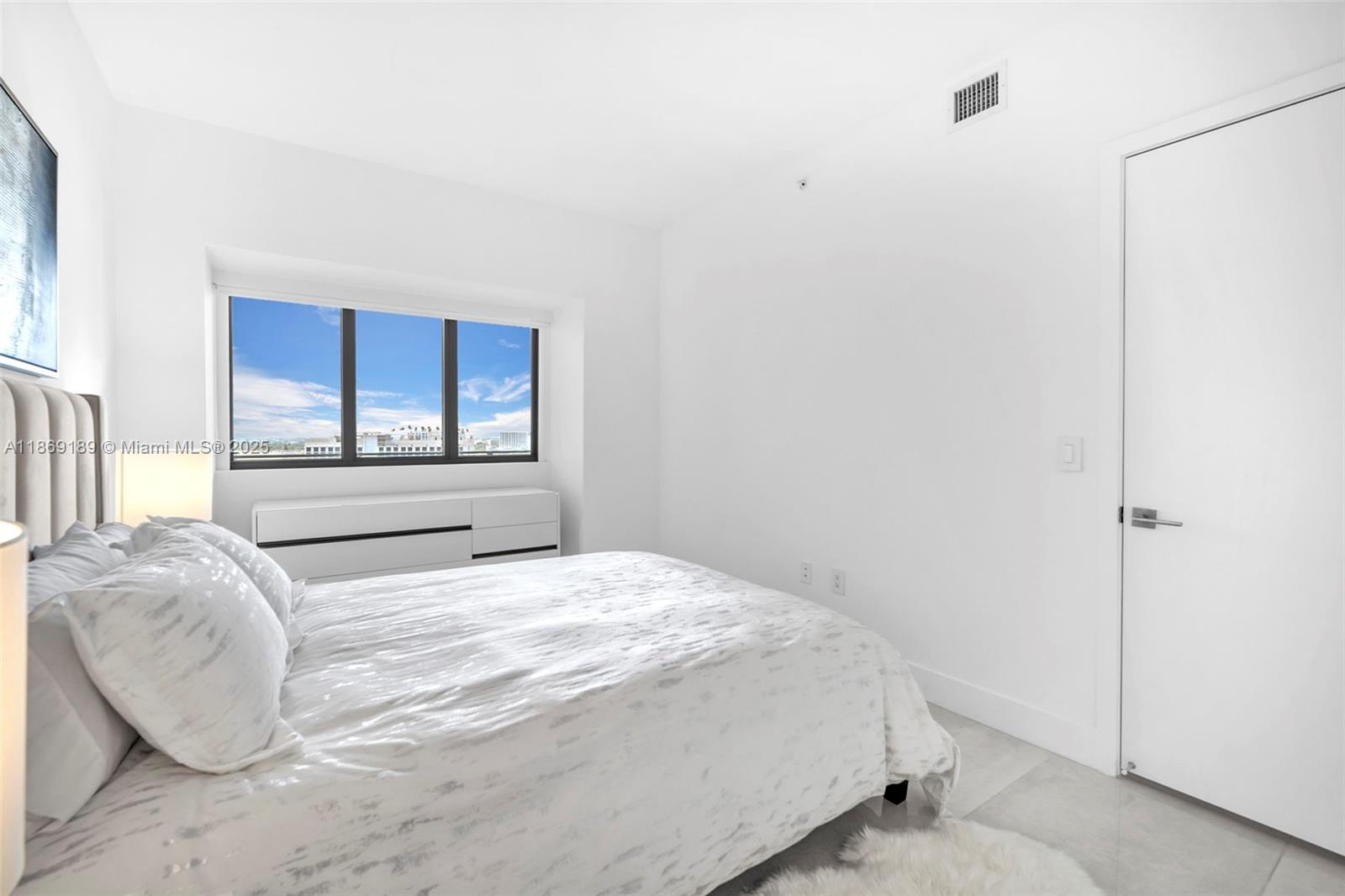 650 NE 32nd St # 1402