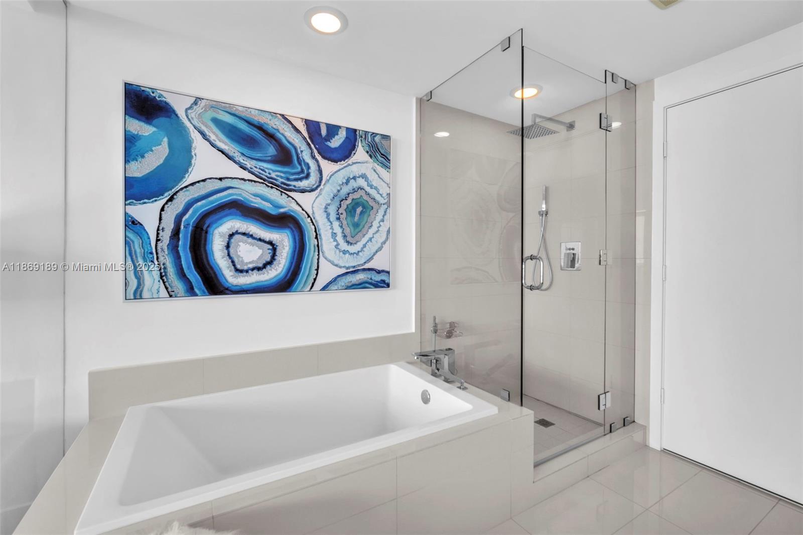 650 NE 32nd St # 1402