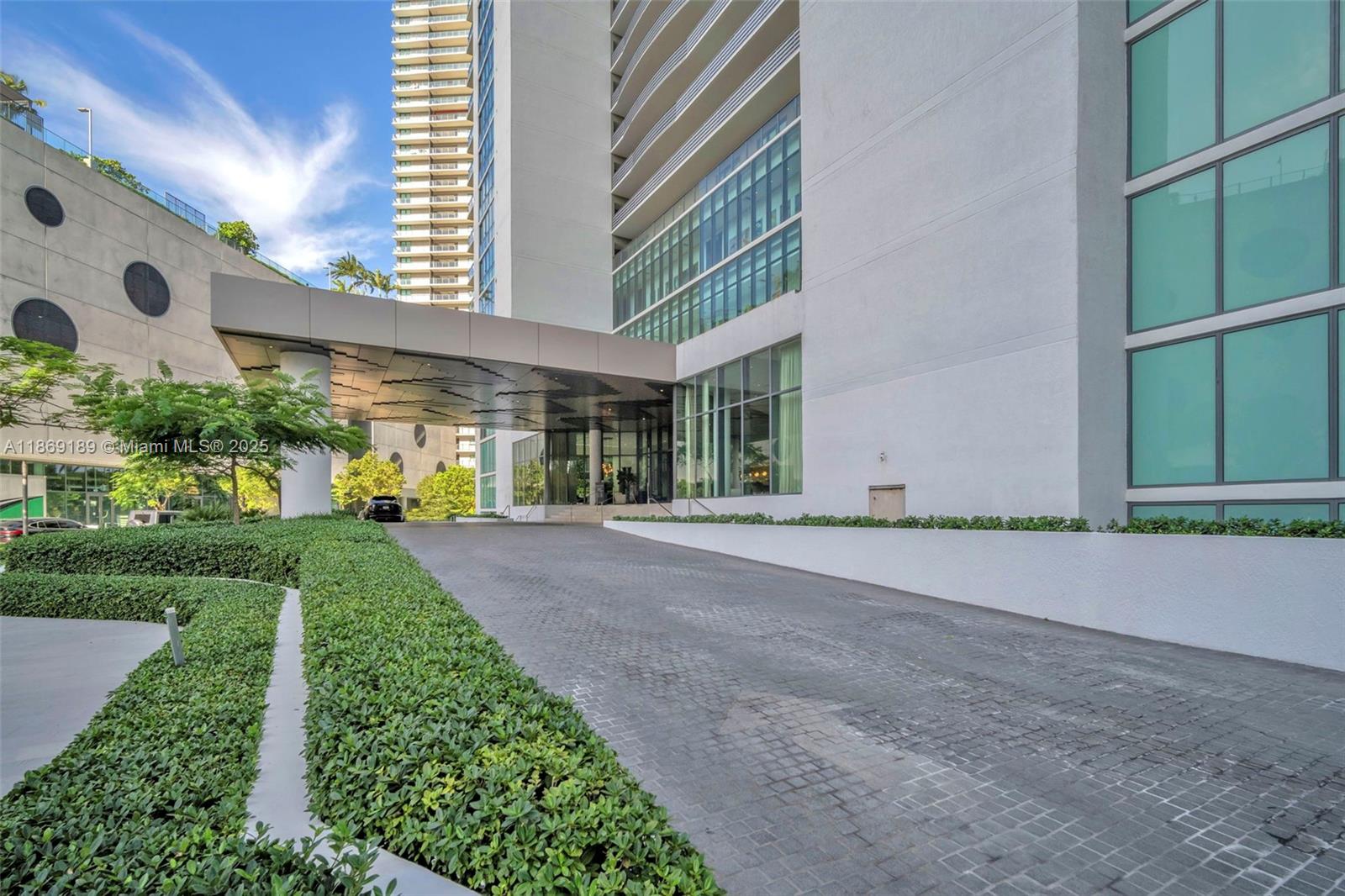 650 NE 32nd St # 1402