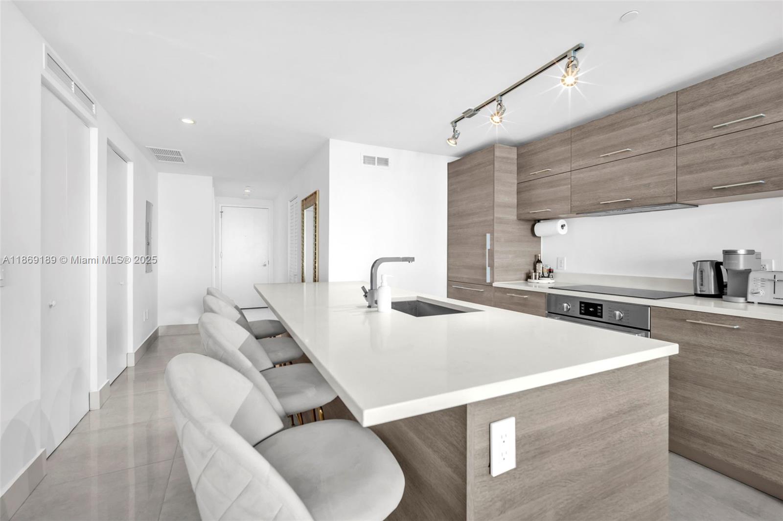 650 NE 32nd St # 1402