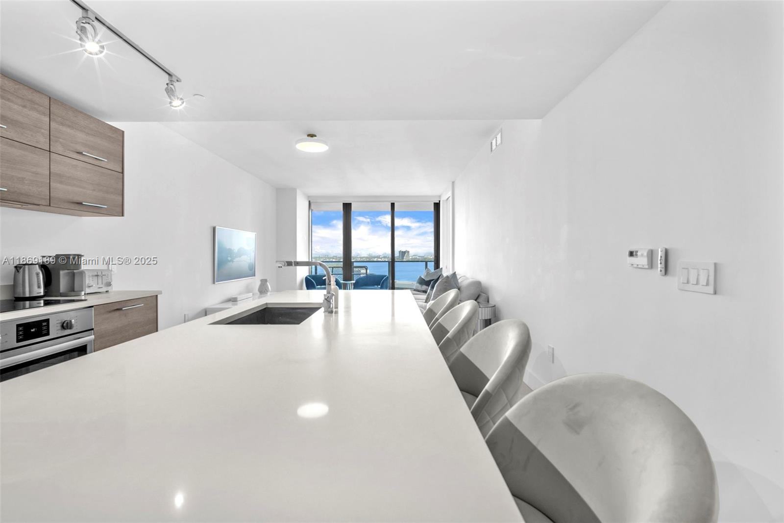 650 NE 32nd St # 1402