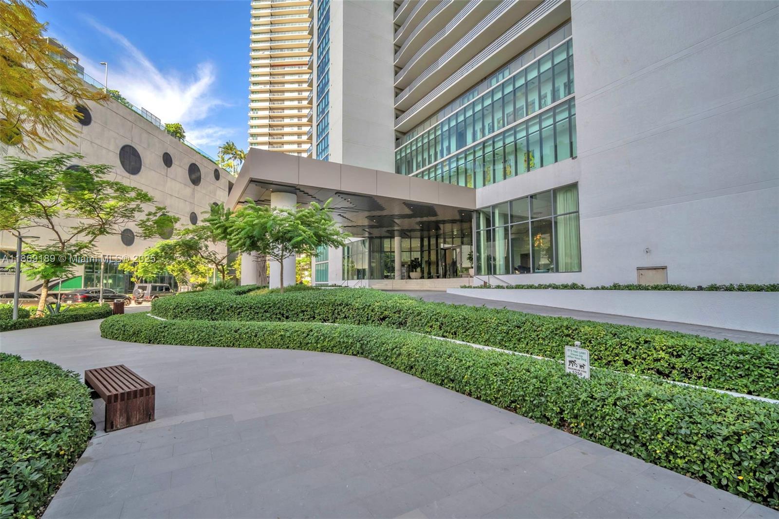 650 NE 32nd St # 1402