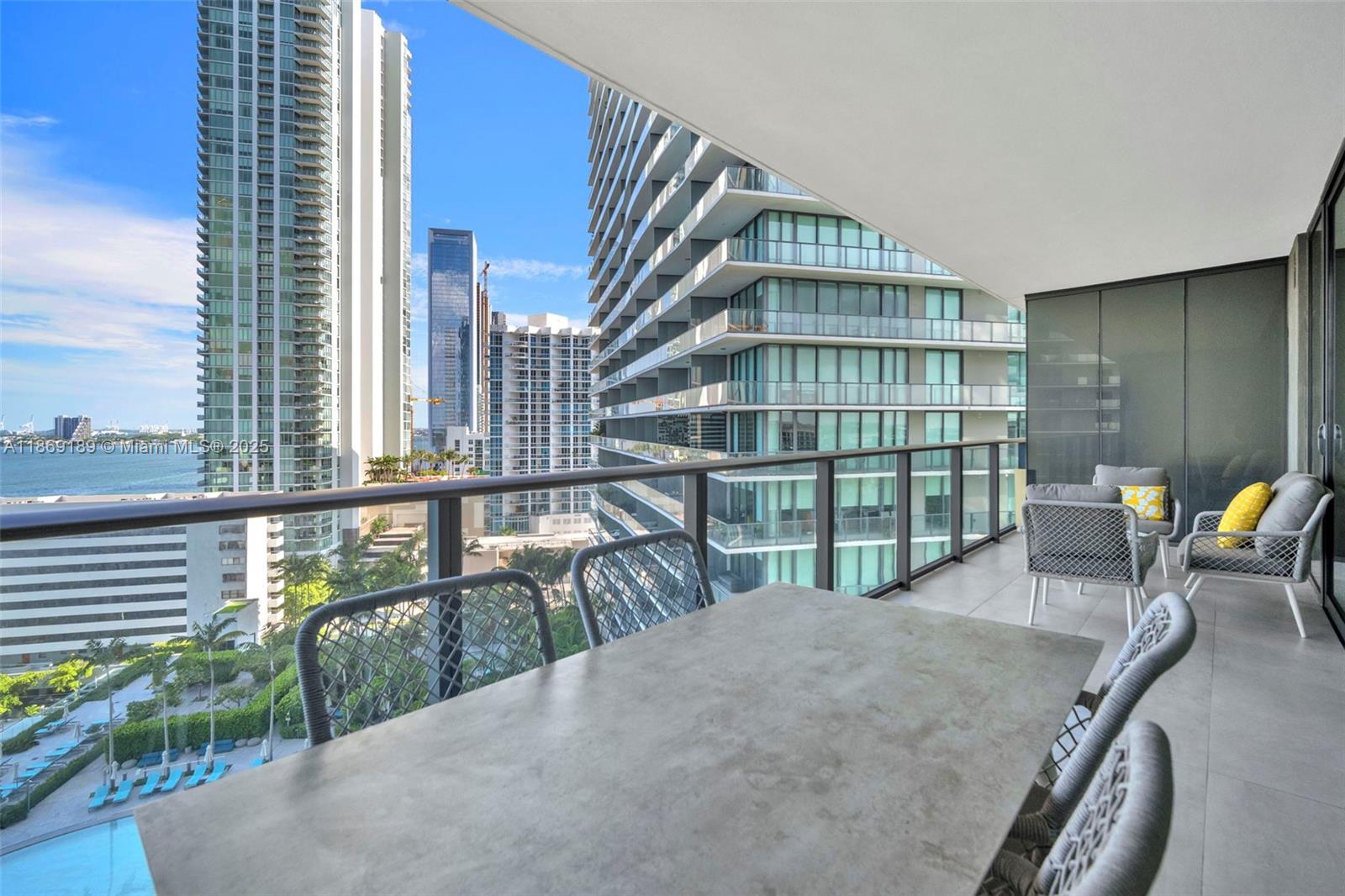 650 NE 32nd St # 1402