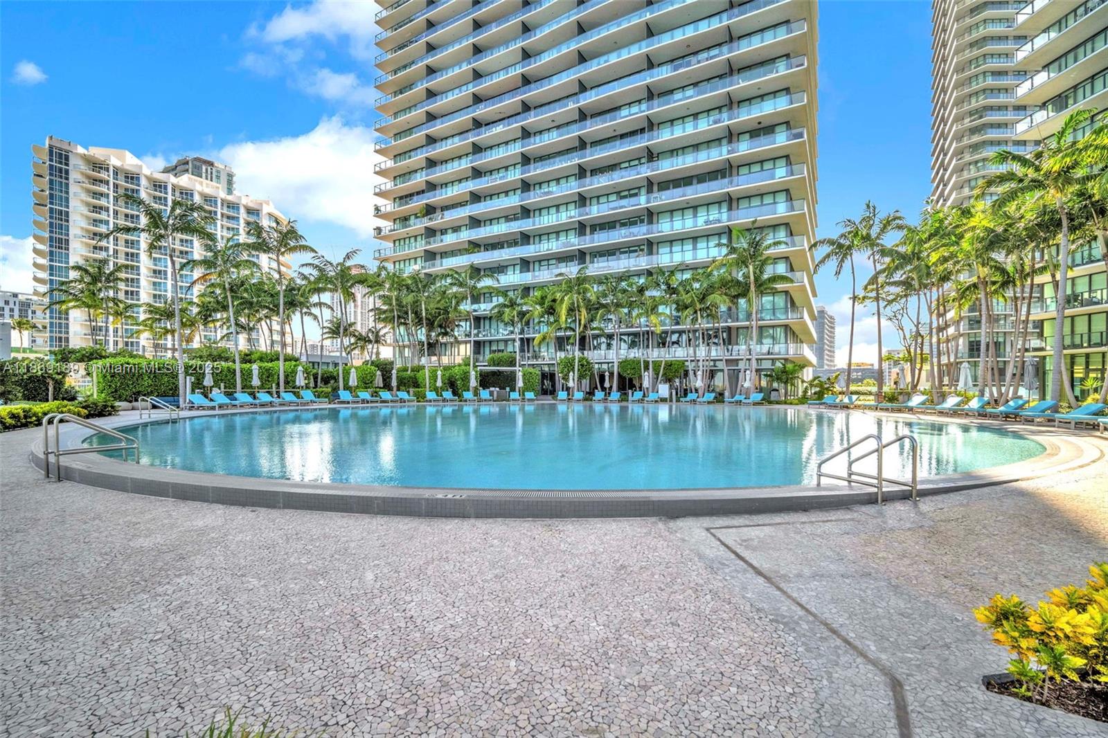 650 NE 32nd St # 1402