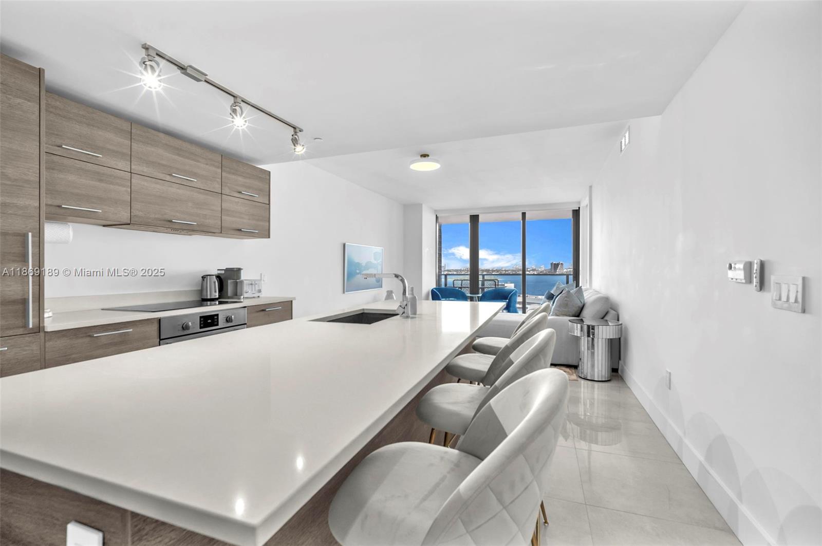 650 NE 32nd St # 1402