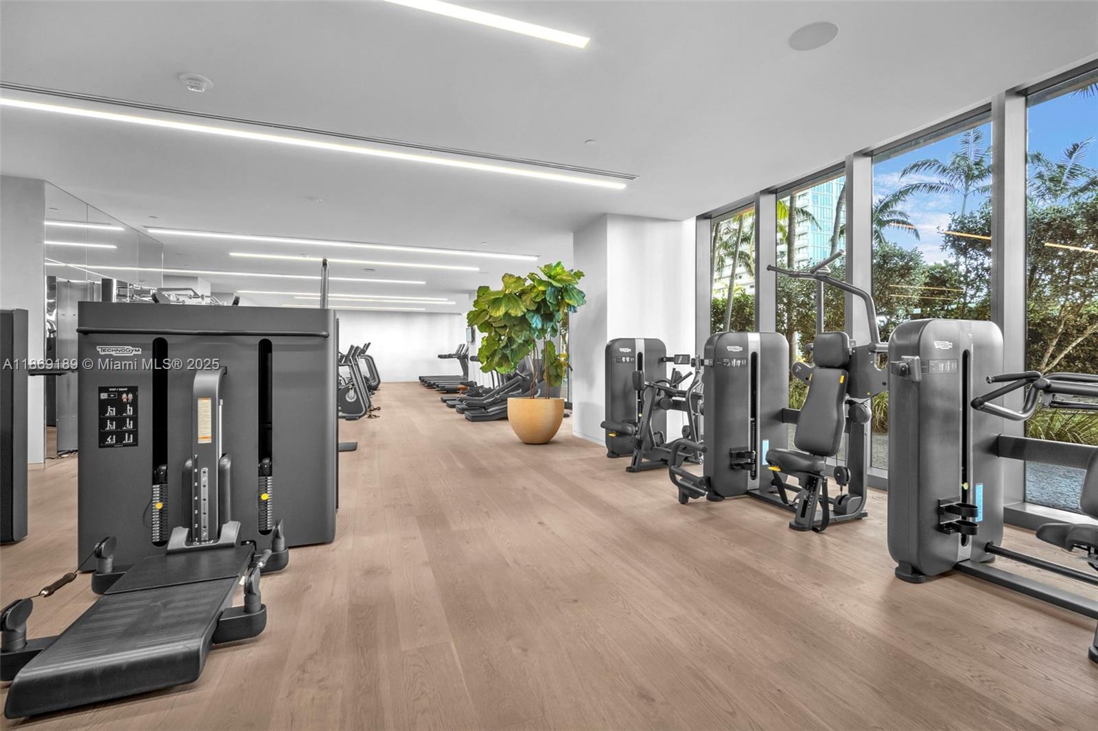 650 NE 32nd St # 1402