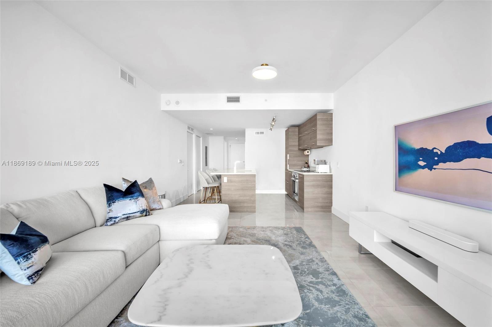 650 NE 32nd St # 1402