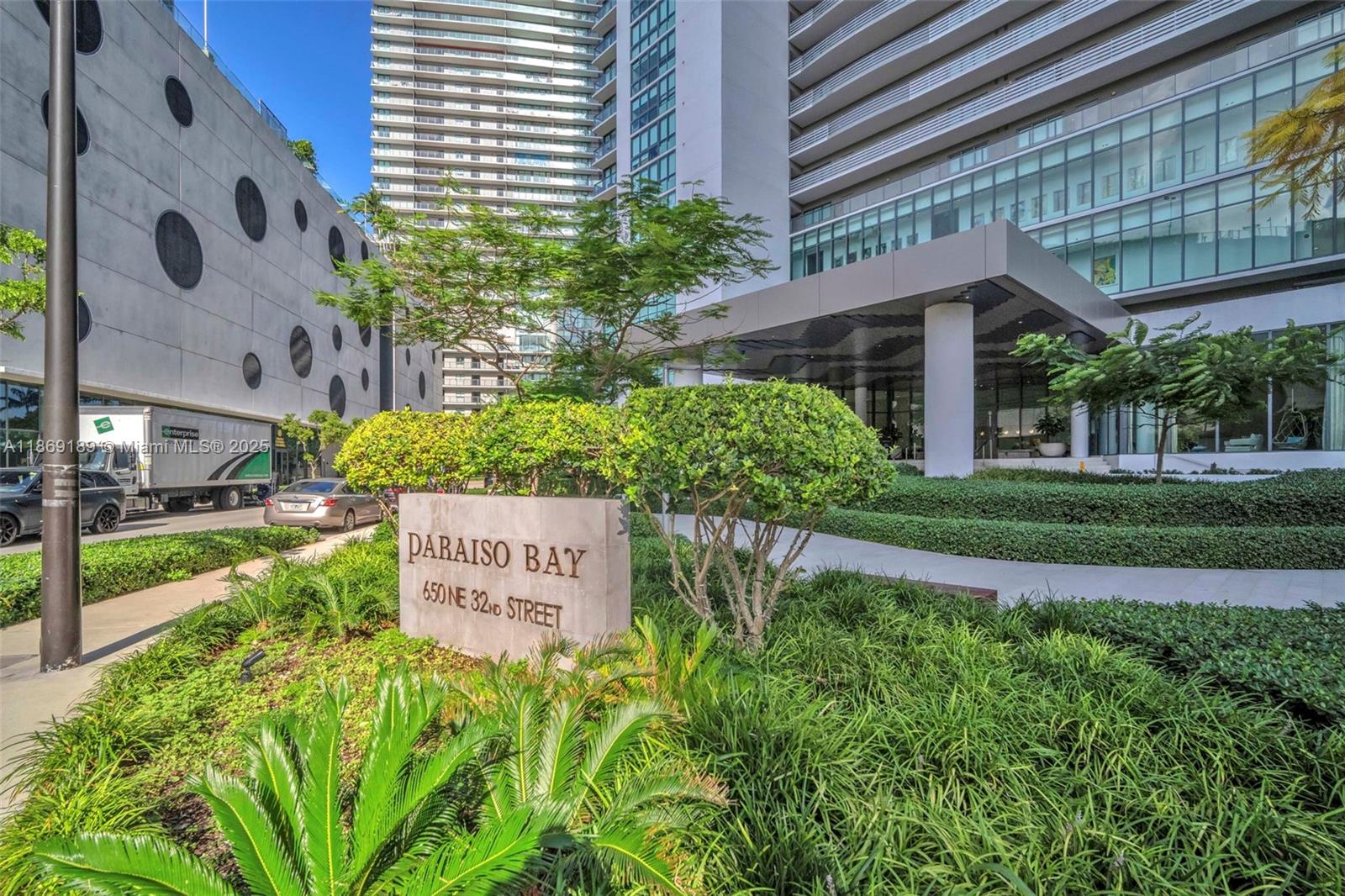 650 NE 32nd St # 1402