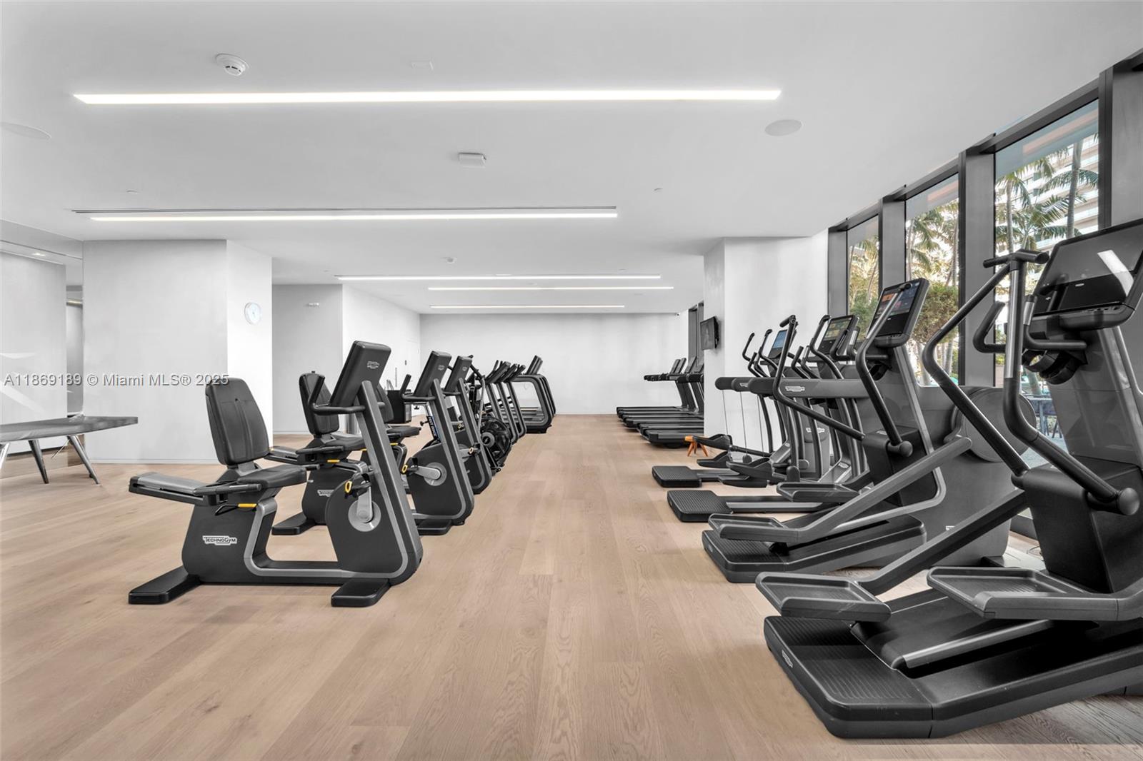 650 NE 32nd St # 1402