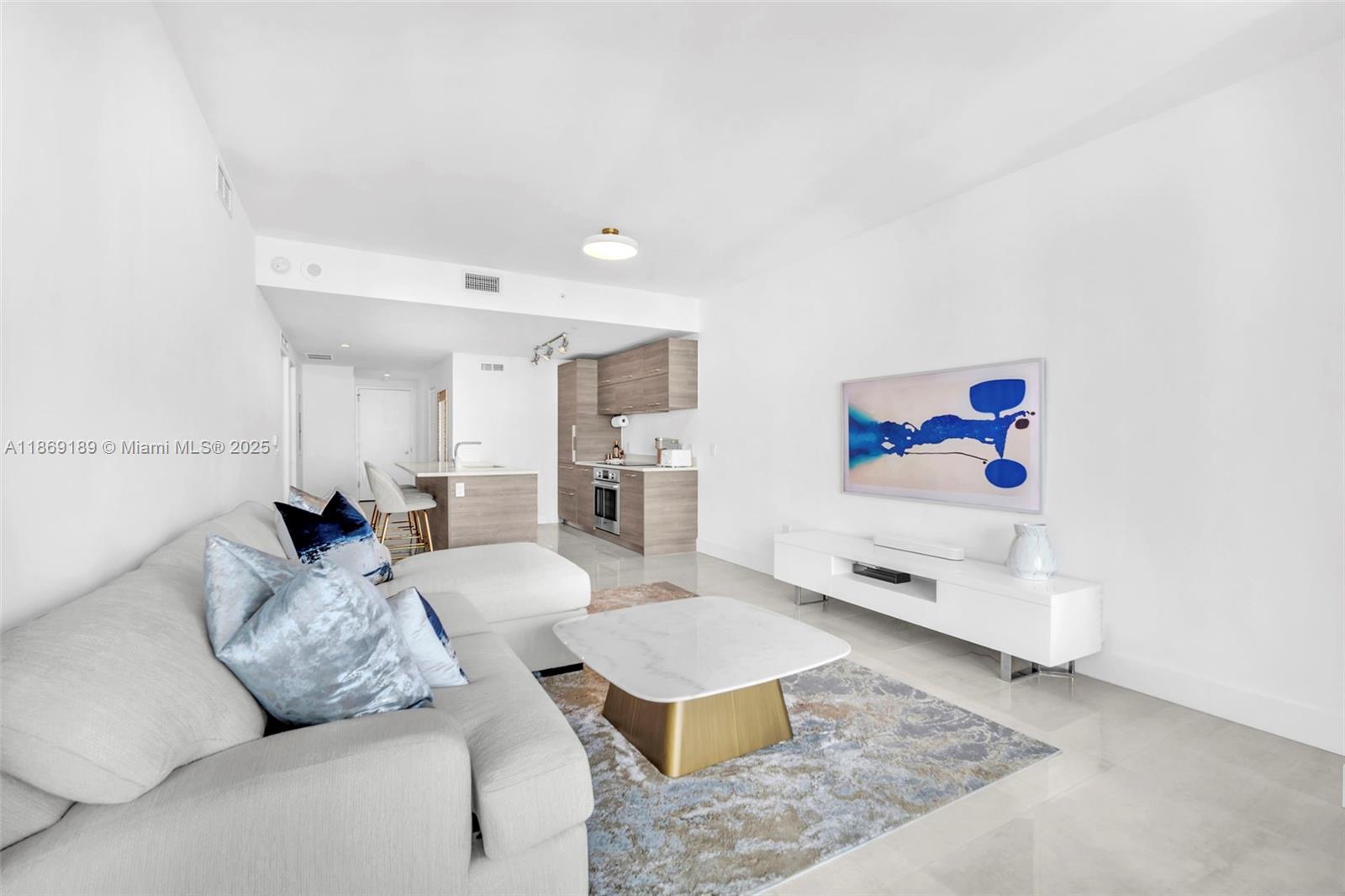 650 NE 32nd St # 1402