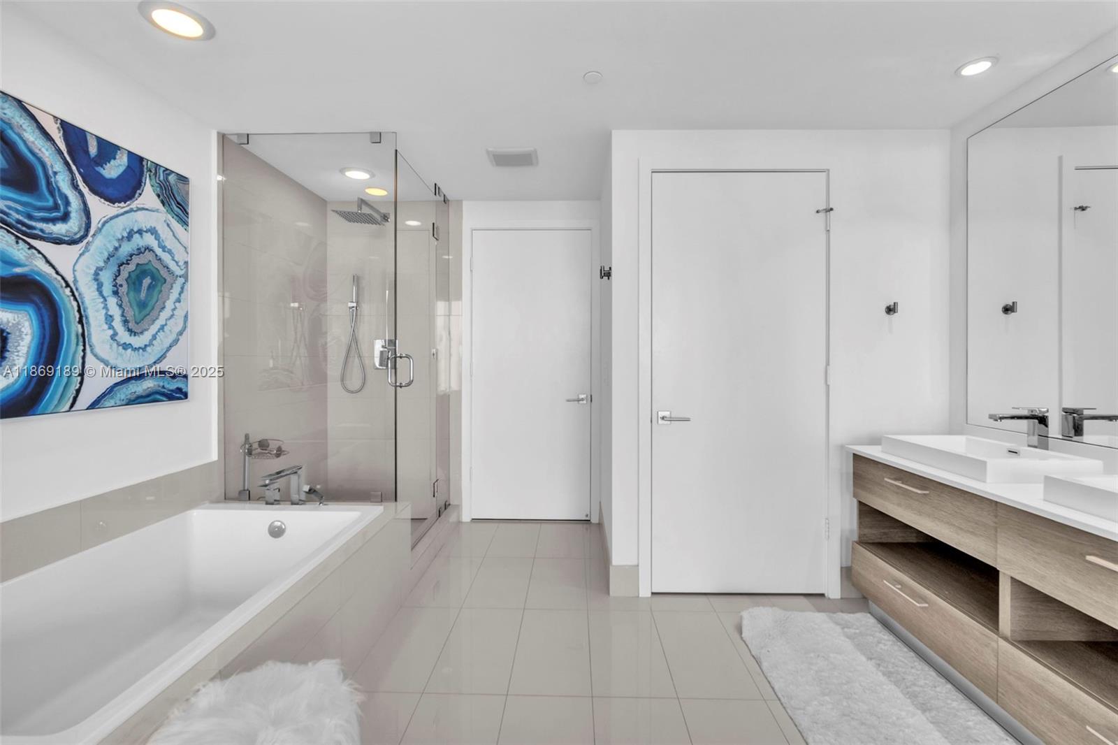 650 NE 32nd St # 1402