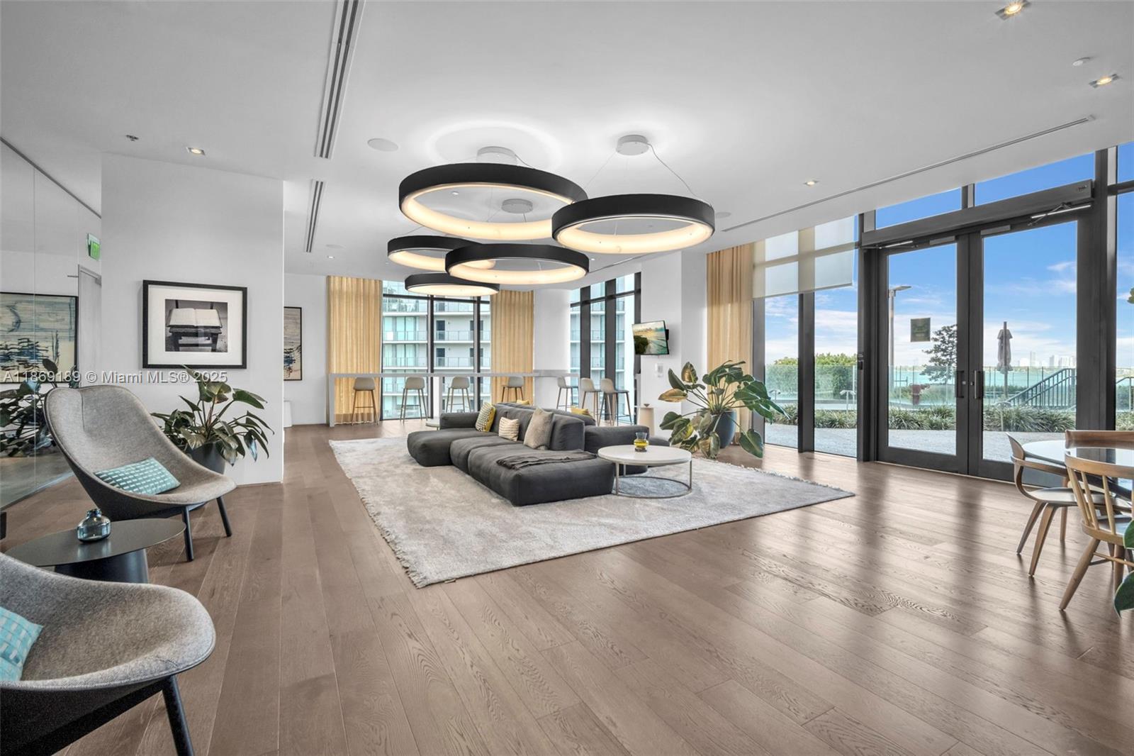 650 NE 32nd St # 1402