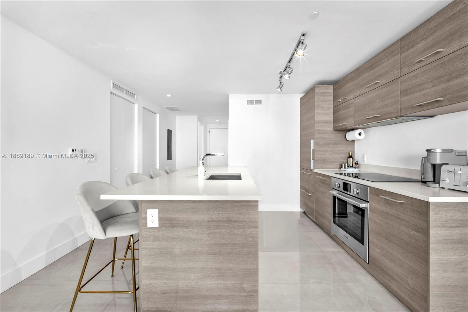 650 NE 32nd St # 1402