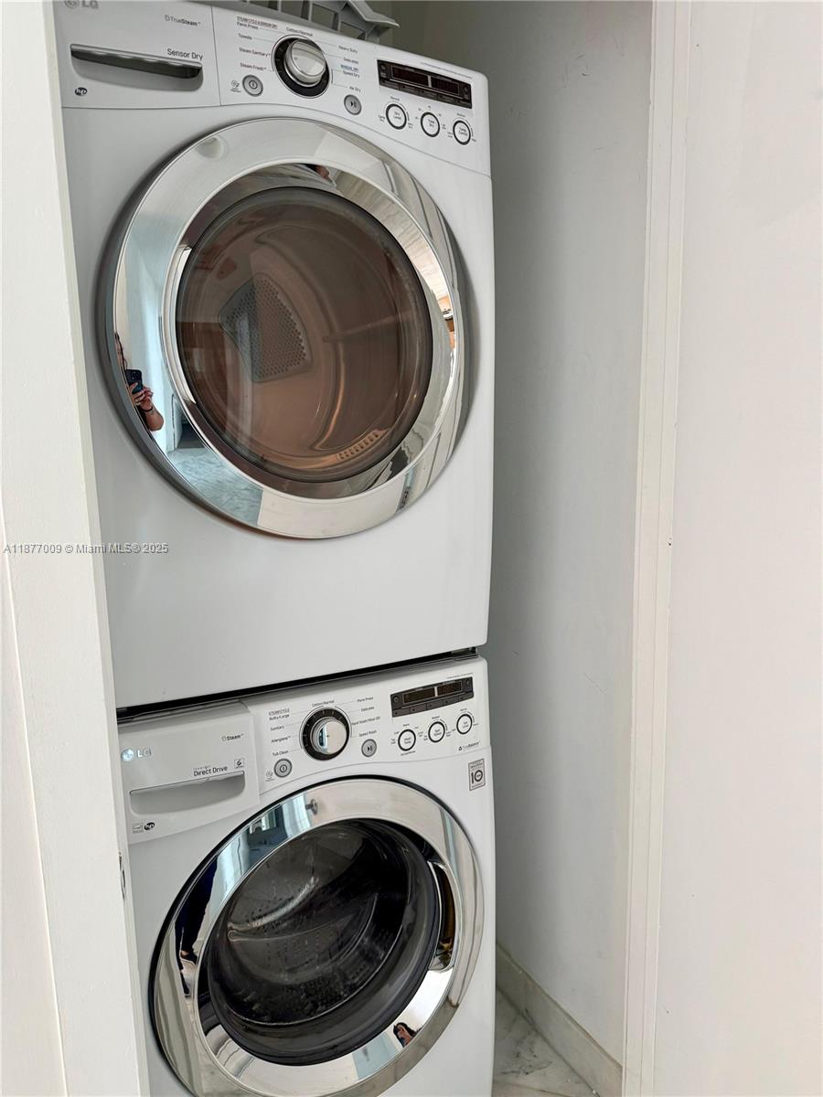 1060 Brickell Ave # 4305