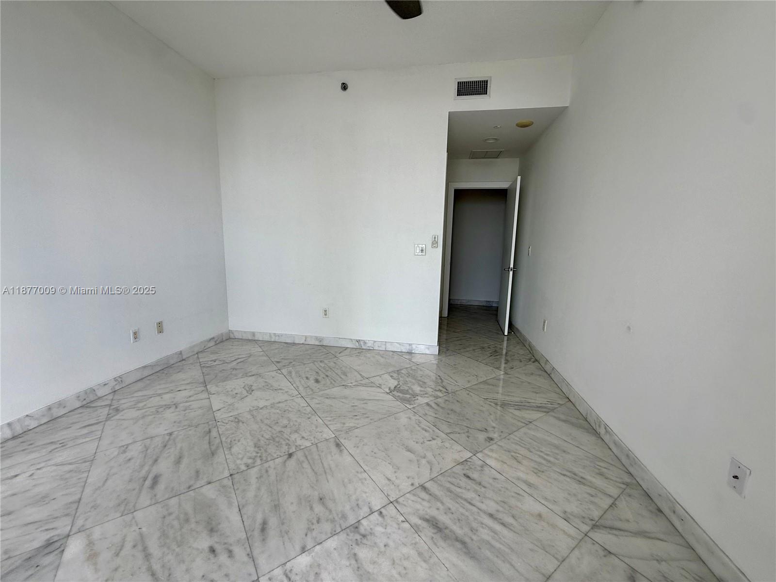 1060 Brickell Ave # 4305