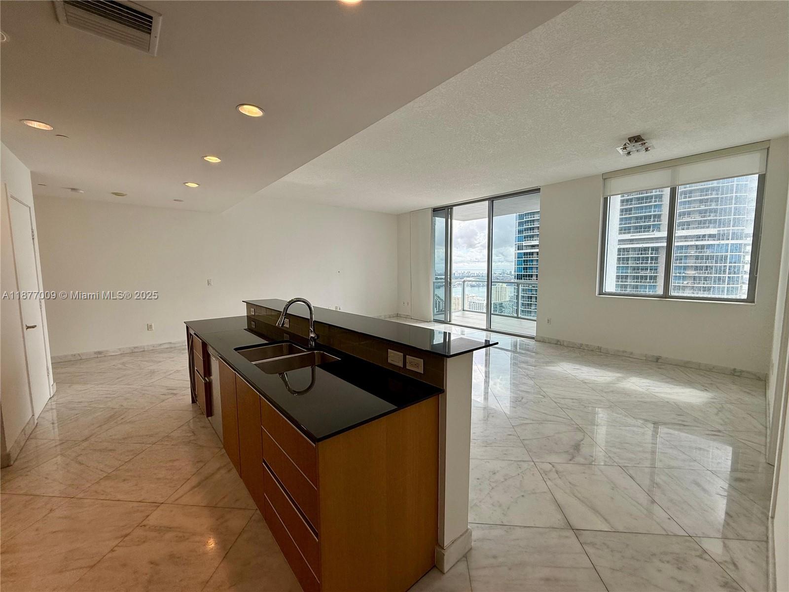 1060 Brickell Ave # 4305