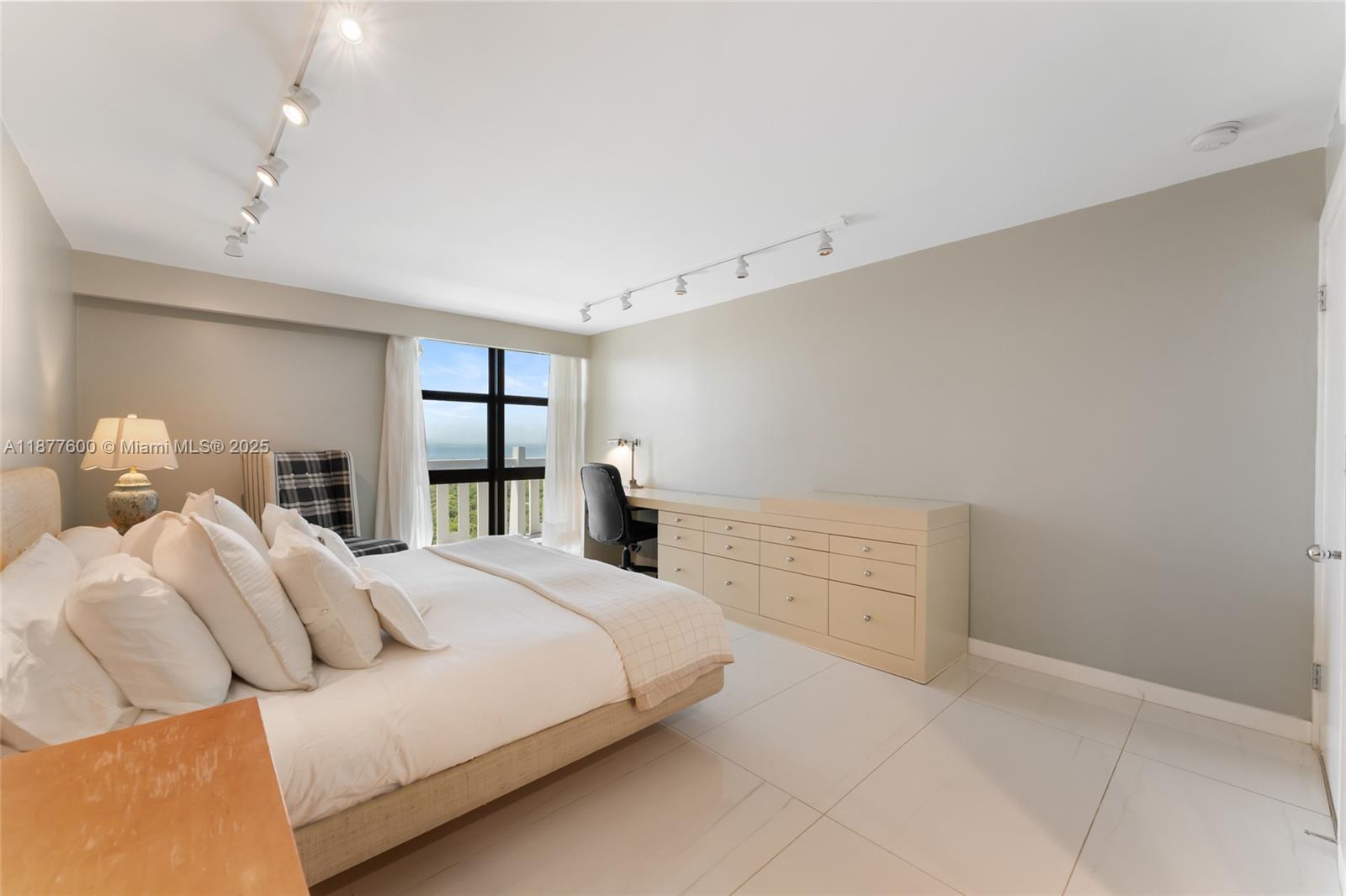 1121 Crandon Blvd # E1206