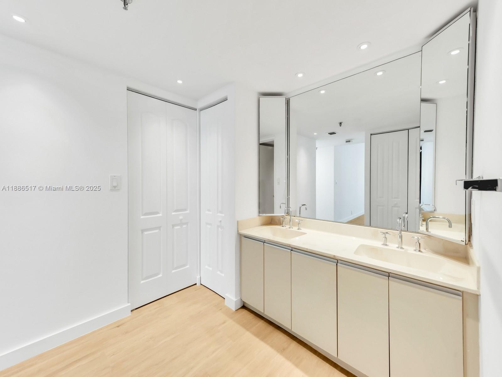 520 Brickell Key Dr # A806