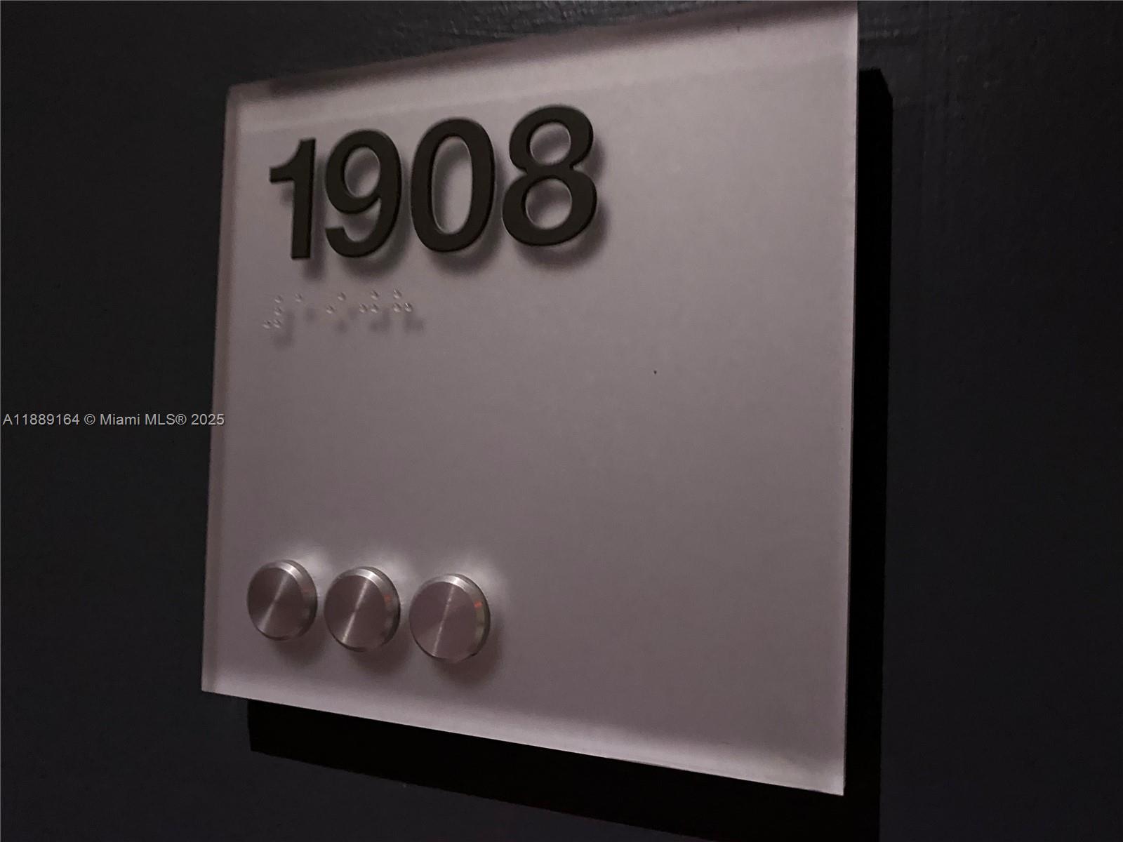 500 Brickell Ave # 1908