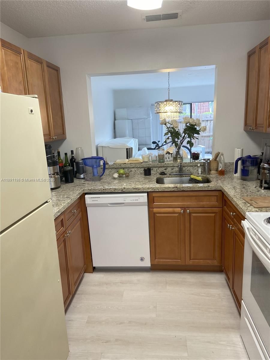 413 E Palm Cir E # 1