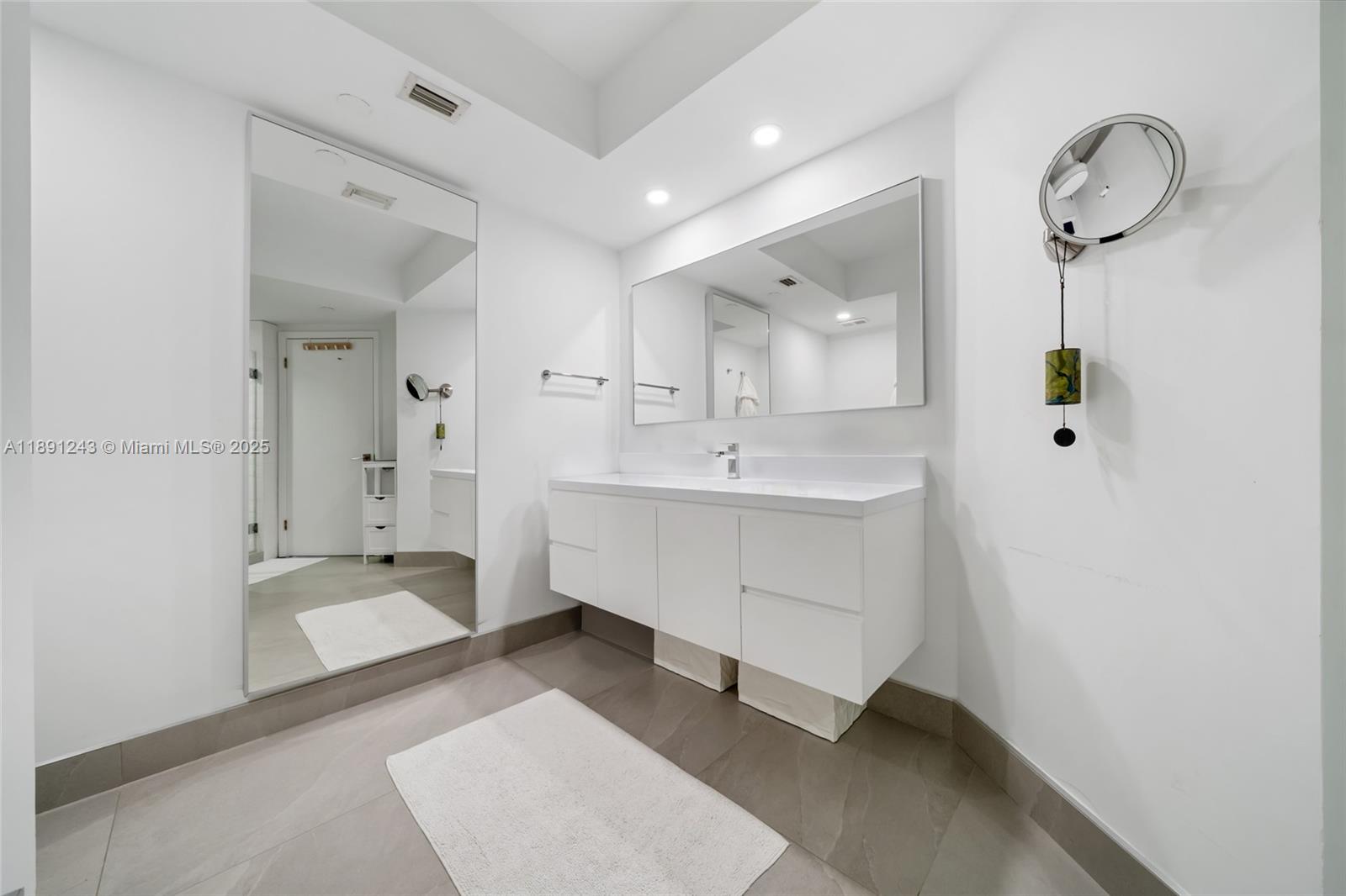 20185 E Country Club Dr # 1402